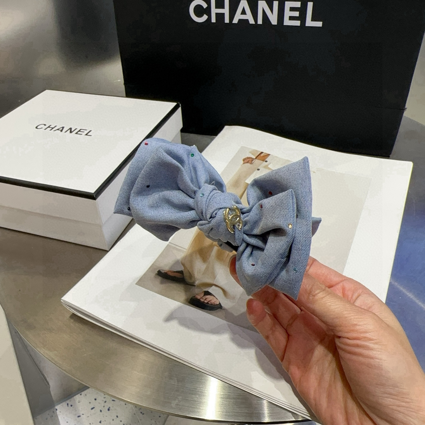 🎁配包装盒Chanel (香奈儿)最新款小香马尾夹，名媛范儿十足！小仙女必备…