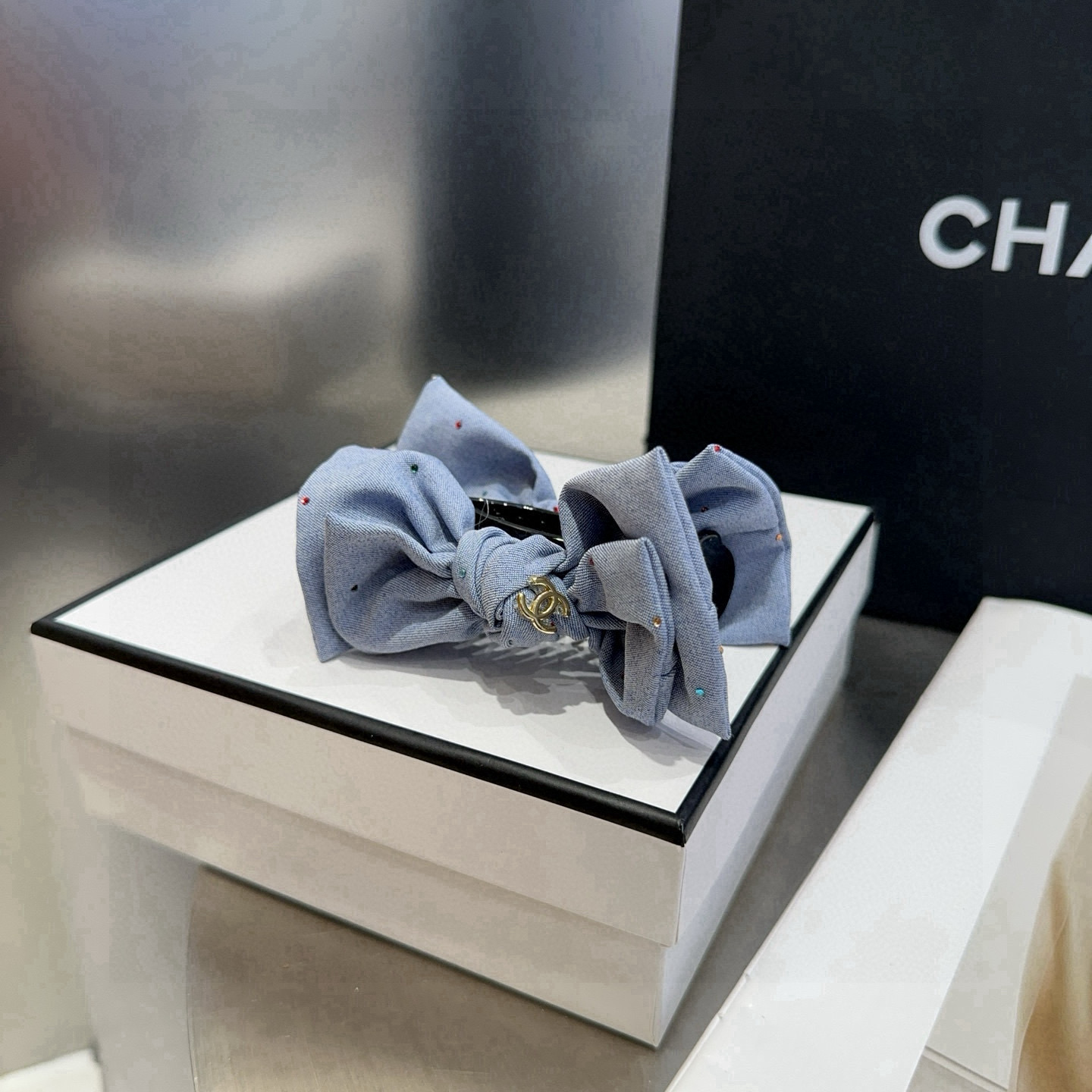 🎁配包装盒Chanel (香奈儿)最新款小香马尾夹，名媛范儿十足！小仙女必备…