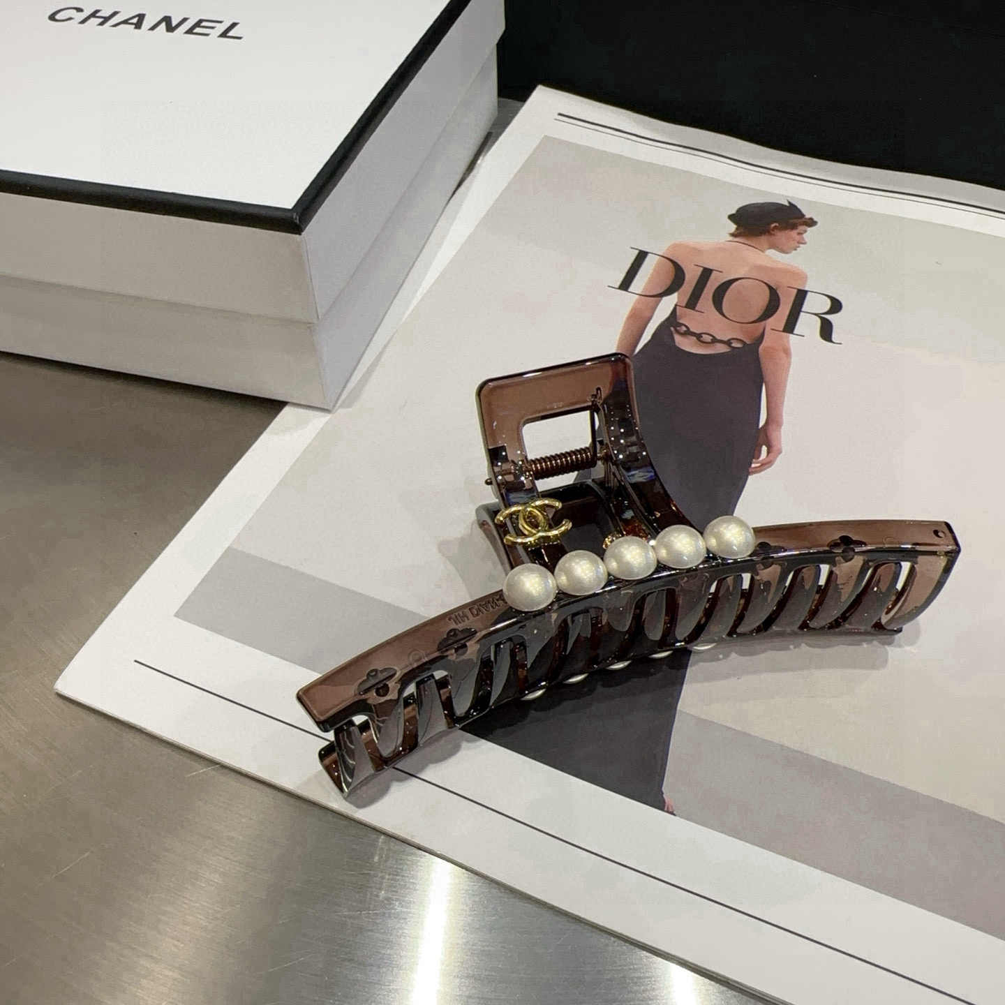 🎁配包装盒Chanel (香奈儿)最新小香珍珠抓夹，简单实用，时尚潮流！小姐姐必备单品