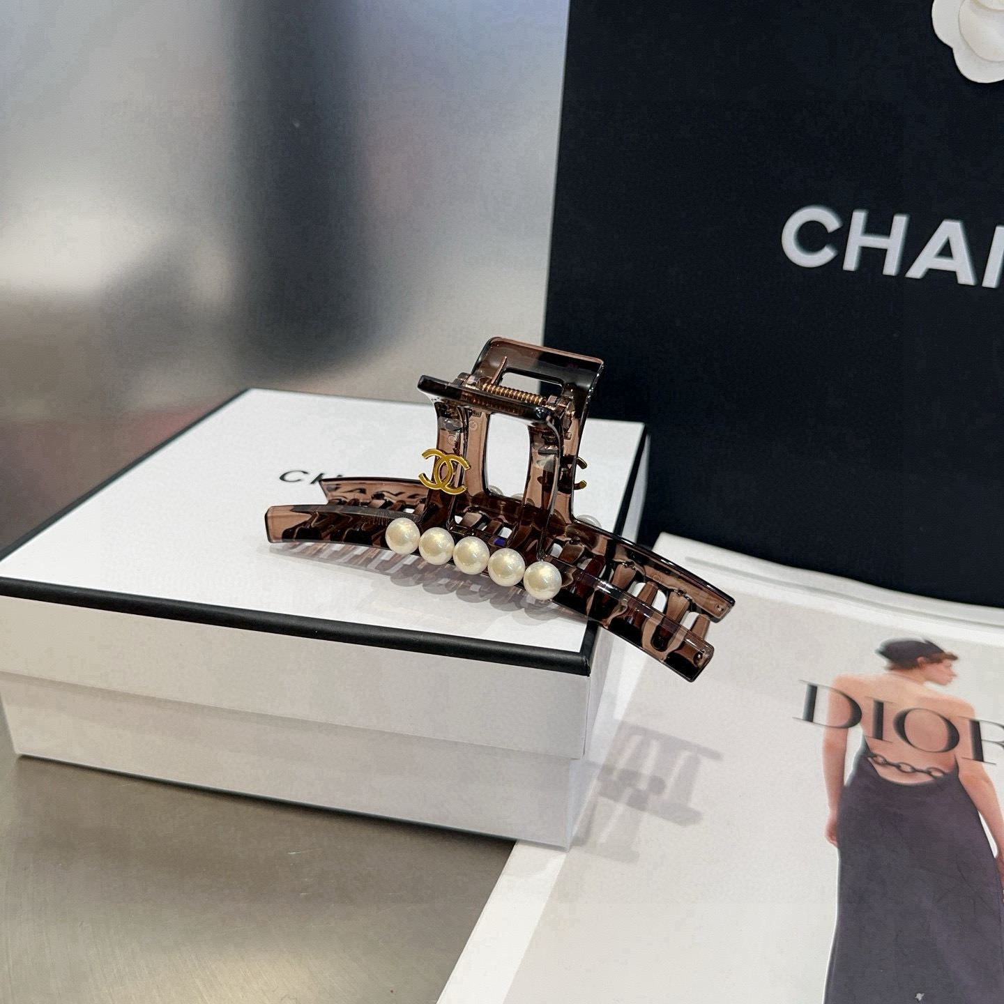 🎁配包装盒Chanel (香奈儿)最新小香珍珠抓夹，简单实用，时尚潮流！小姐姐必备单品