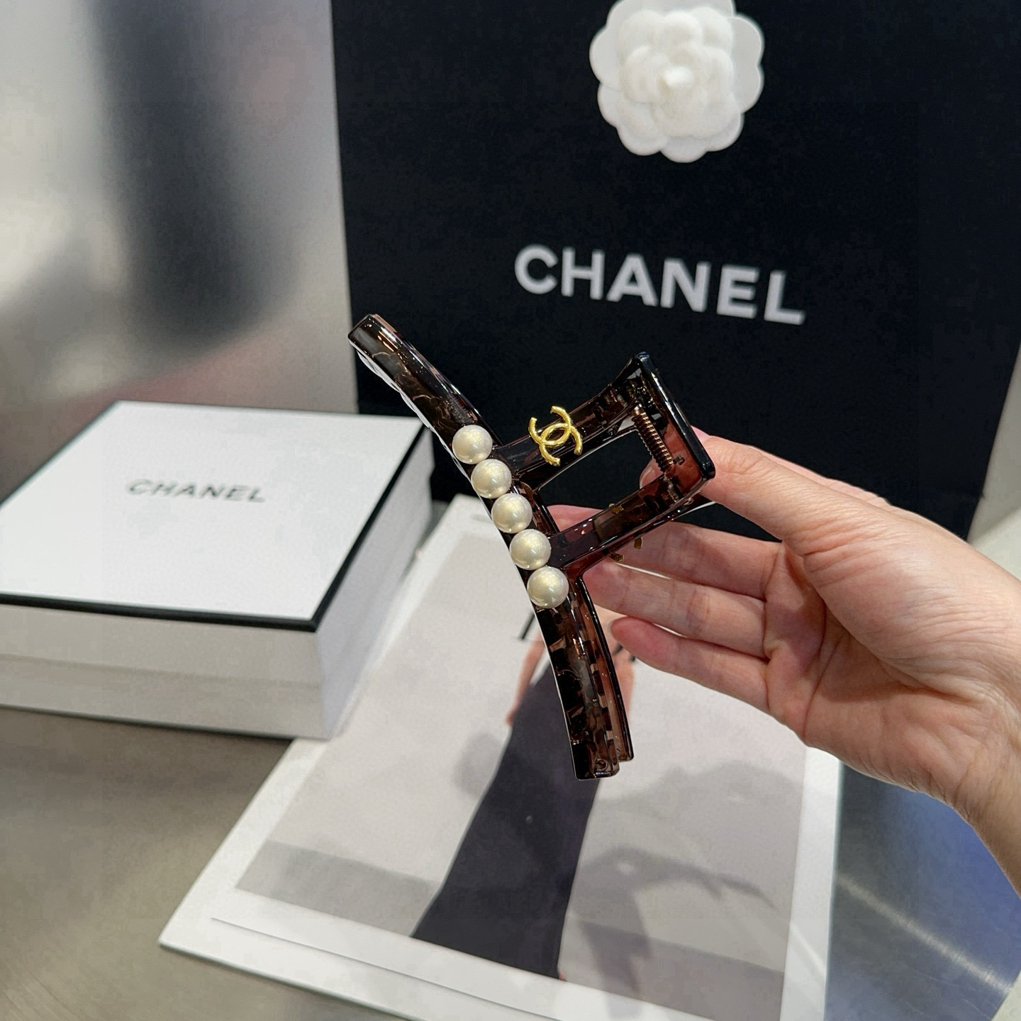 🎁配包装盒Chanel (香奈儿)最新小香珍珠抓夹，简单实用，时尚潮流！小姐姐必备单品