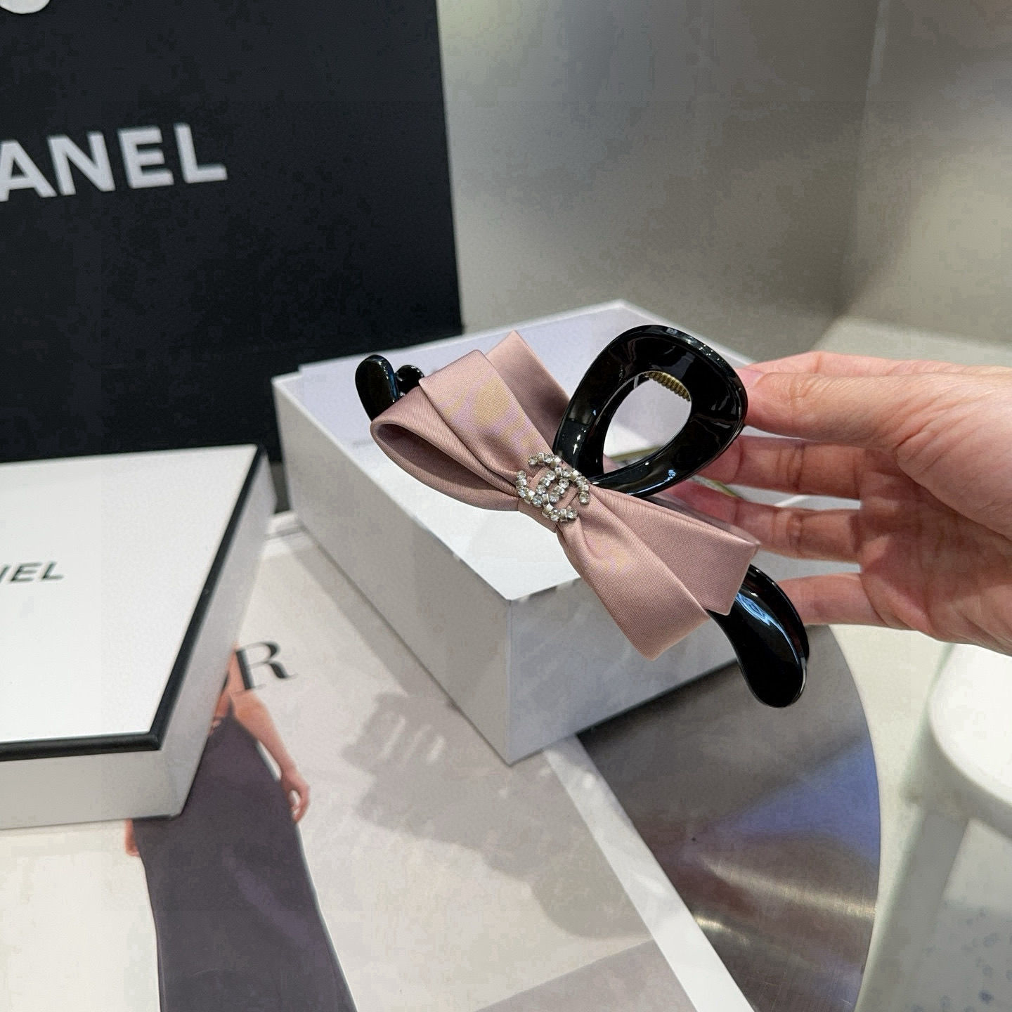 🎁配包装盒Chanel (香奈儿)最新款小香爆款抓夹，超级好看！名媛范儿十足，小仙女必备…