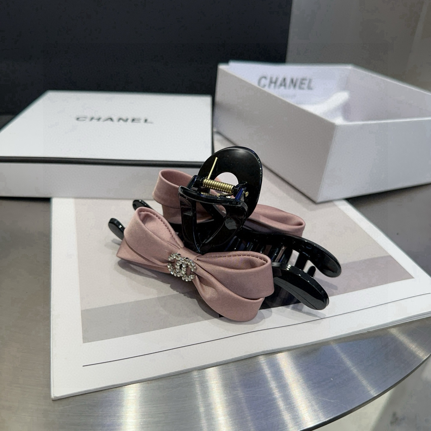 🎁配包装盒Chanel (香奈儿)最新款小香爆款抓夹，超级好看！名媛范儿十足，小仙女必备…