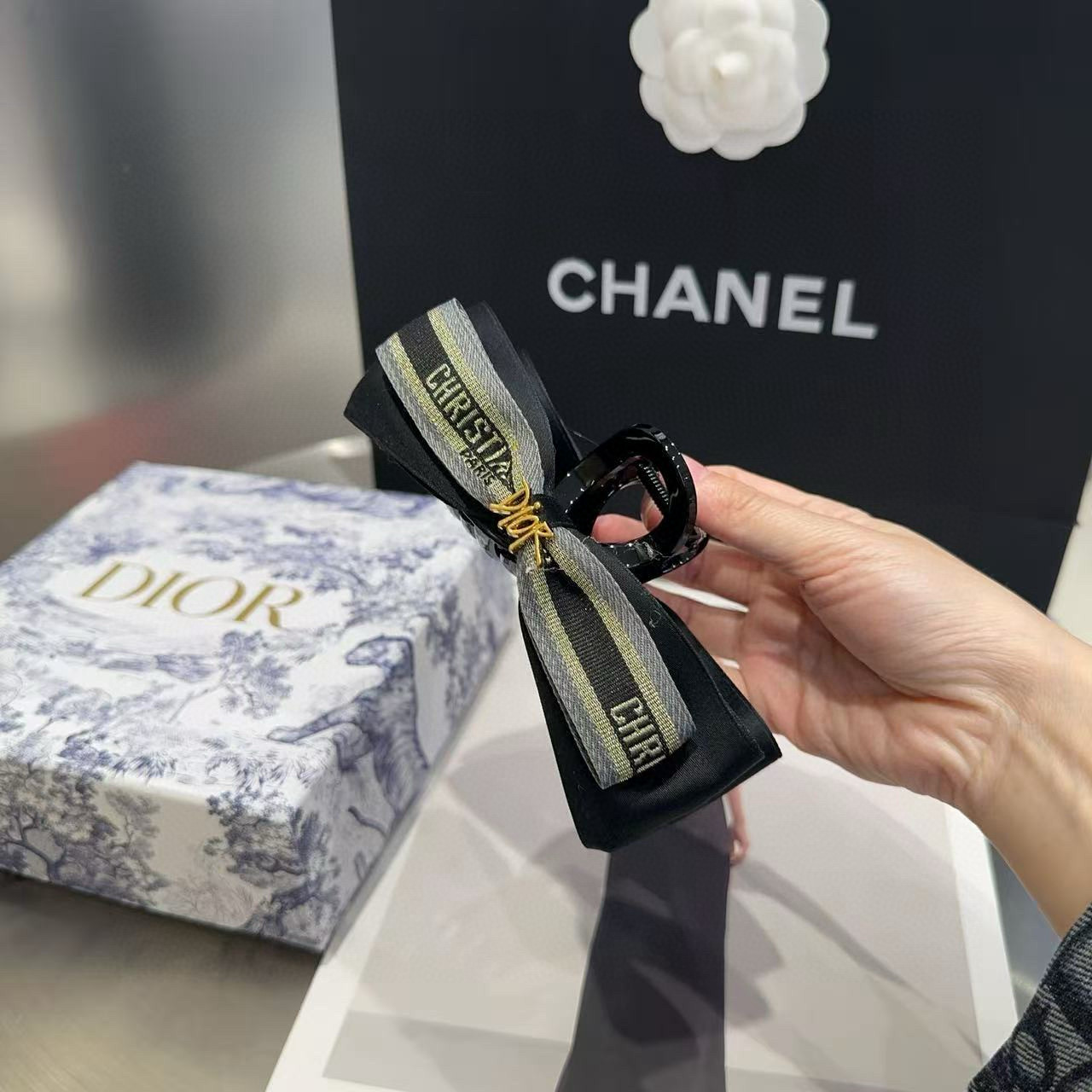 🎁配包装盒Dior（迪奥）新款D家字母抓夹，时尚又百搭！简单实用 小姐姐必备