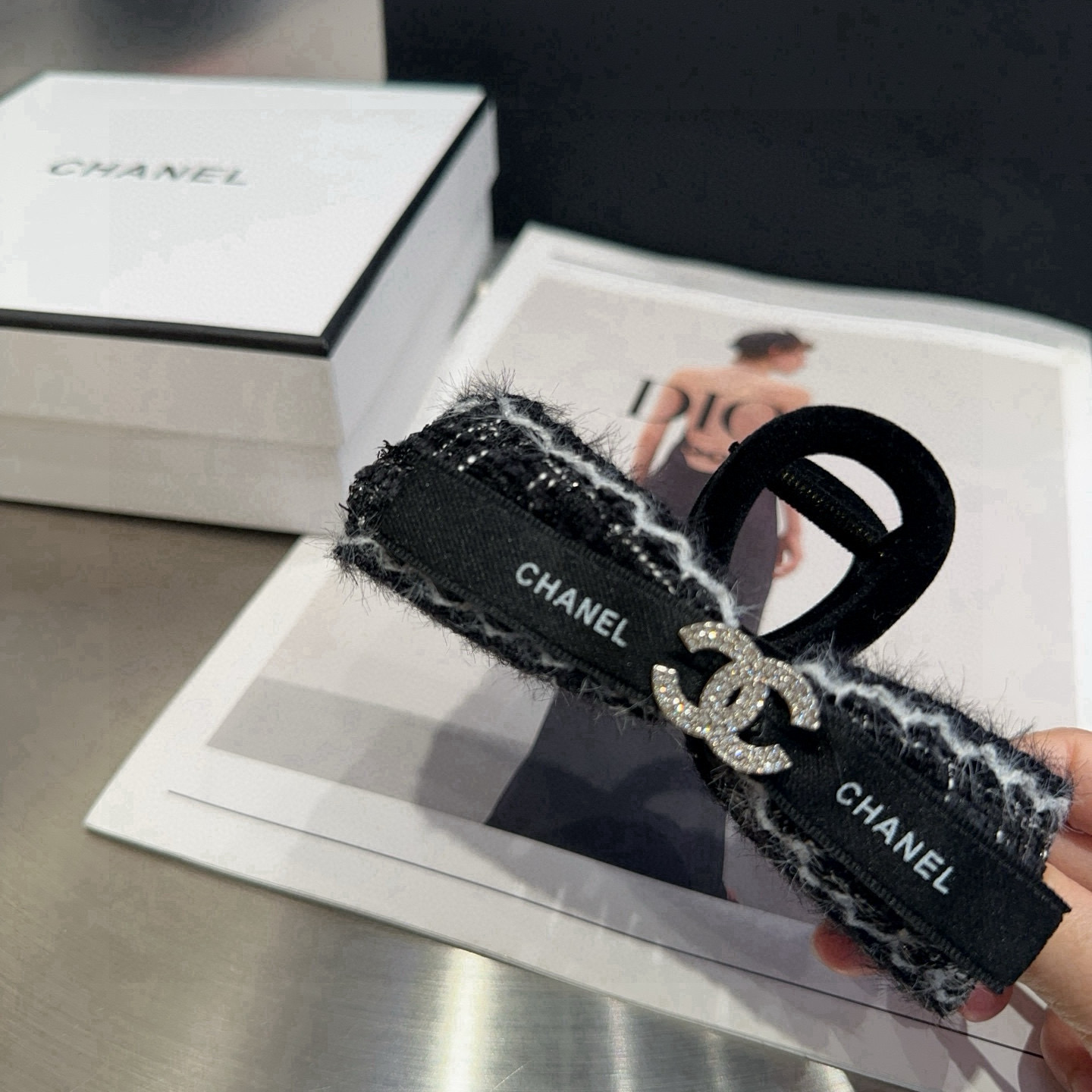 🎁配包装盒Chanel (香奈儿)最新小香抓夹，简单实用，时尚潮流！小姐姐必备单品