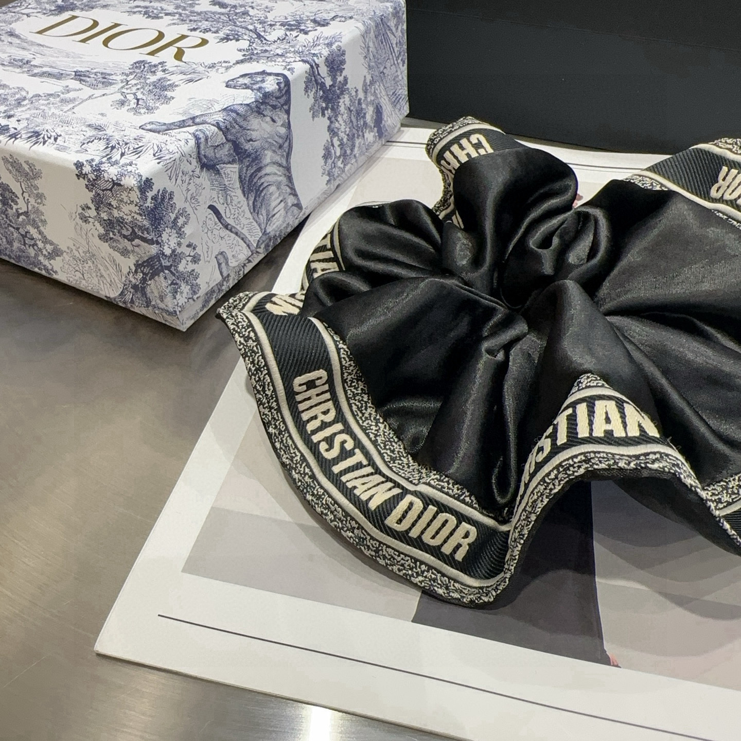 🎁配包装盒Dior（迪奥）新款D家超大发圈，简单又百搭，时尚单品 小姐姐必备