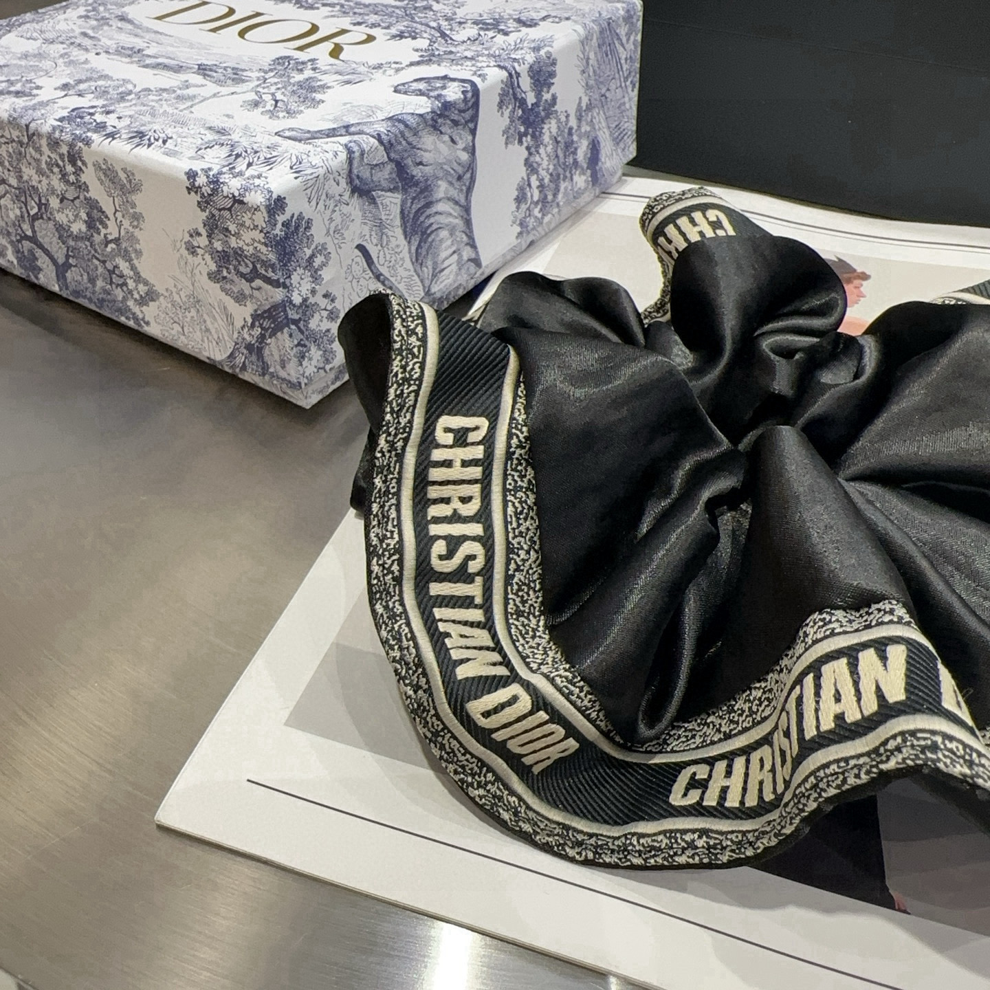 🎁配包装盒Dior（迪奥）新款D家超大发圈，简单又百搭，时尚单品 小姐姐必备