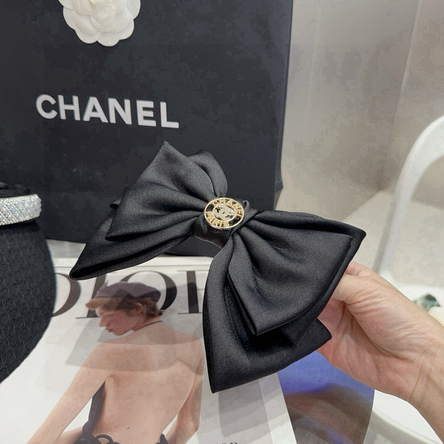 🎁配包装盒Chanel (香奈儿)最新款小香爆款弹簧发夹，超级好看！名媛范儿十足，小仙女必备…