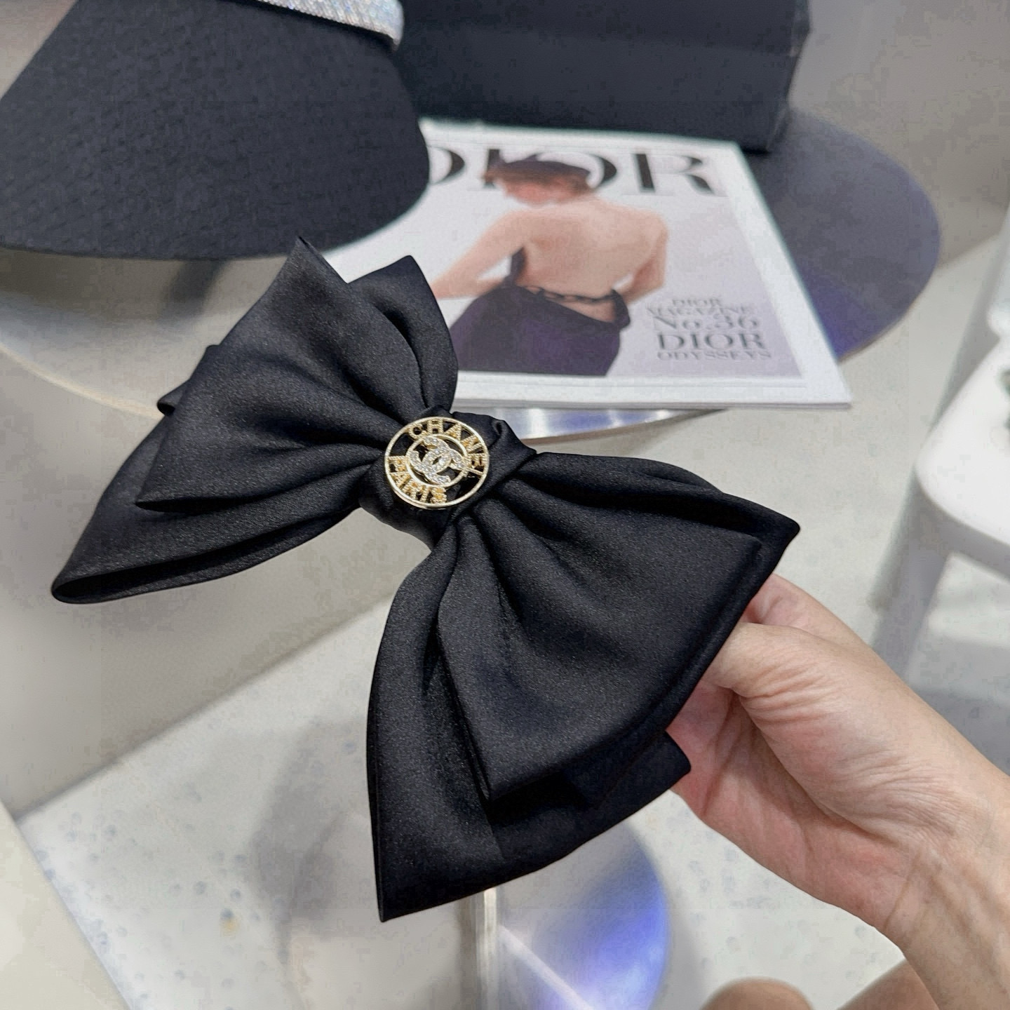 🎁配包装盒Chanel (香奈儿)最新款小香爆款弹簧发夹，超级好看！名媛范儿十足，小仙女必备…