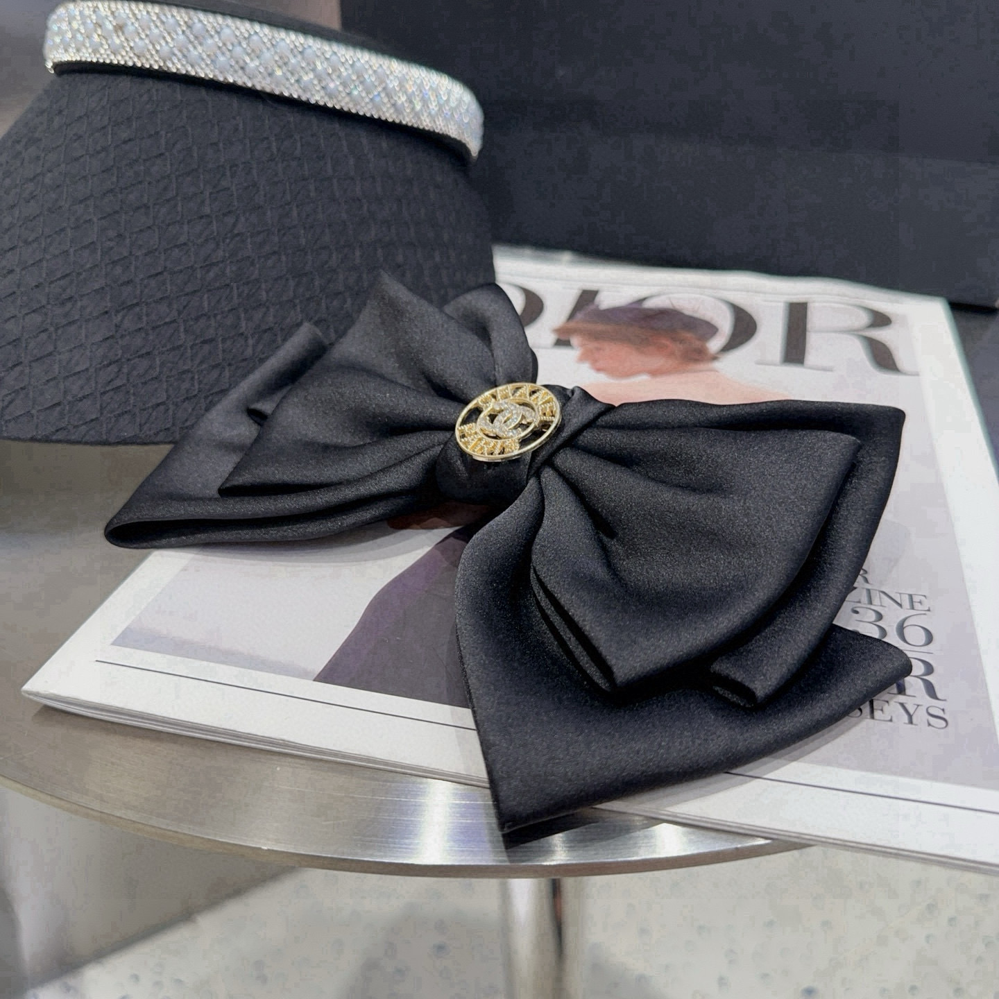 🎁配包装盒Chanel (香奈儿)最新款小香爆款弹簧发夹，超级好看！名媛范儿十足，小仙女必备…