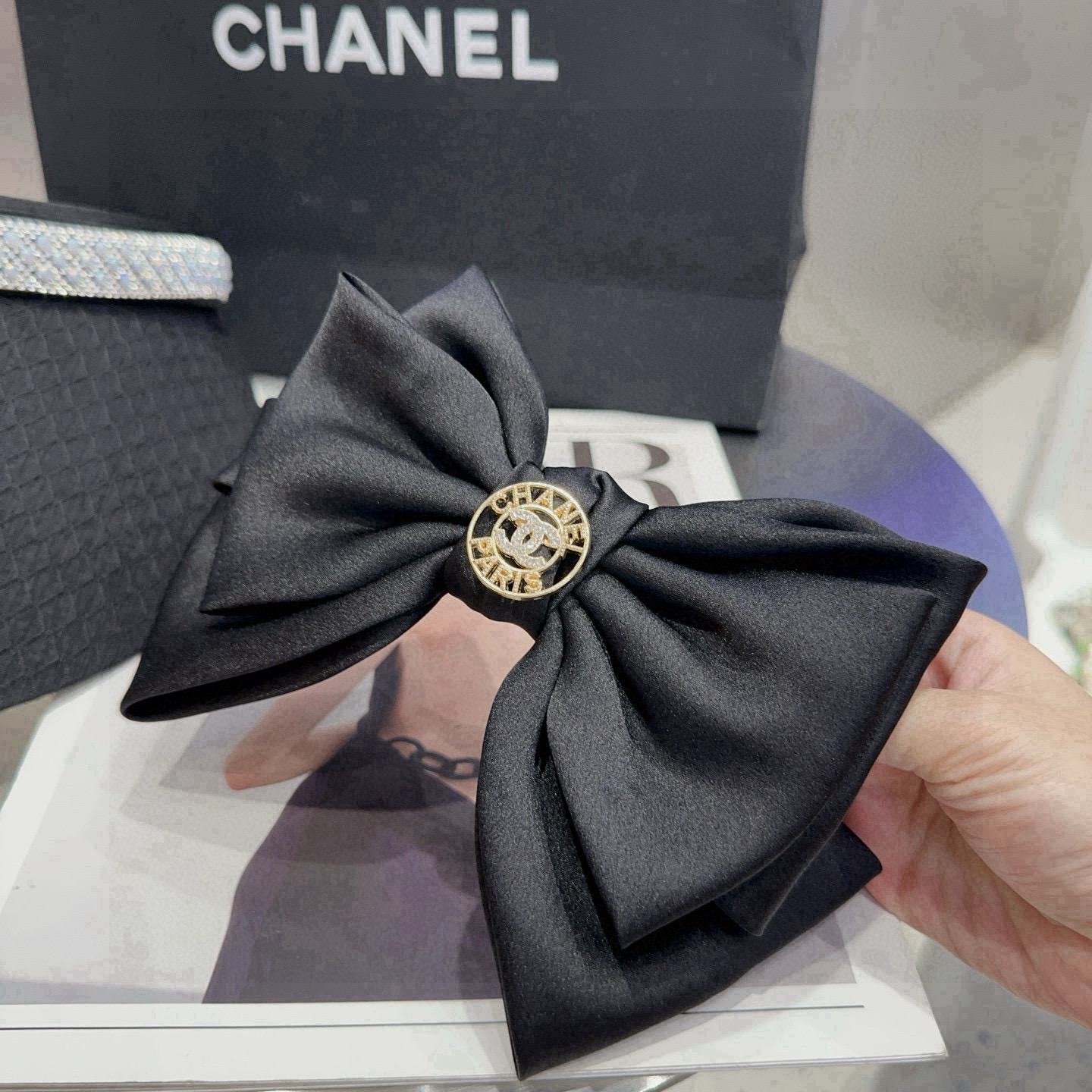 🎁配包装盒Chanel (香奈儿)最新款小香爆款弹簧发夹，超级好看！名媛范儿十足，小仙女必备…