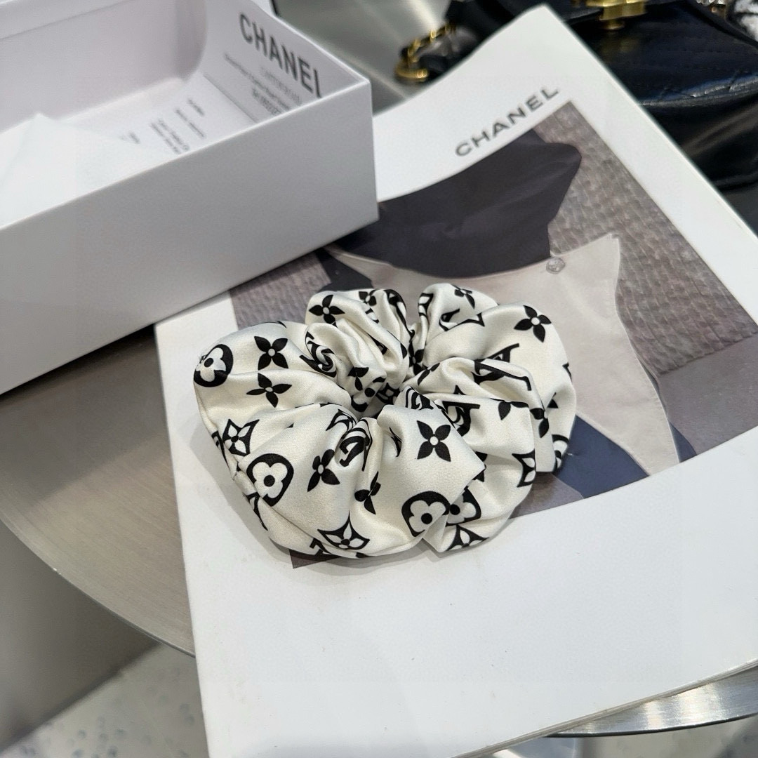 🎁配包装盒Louis Vuitton (路易威登)驴家新品发圈，经典LV标志，简单大气，特别吸睛！超火爆