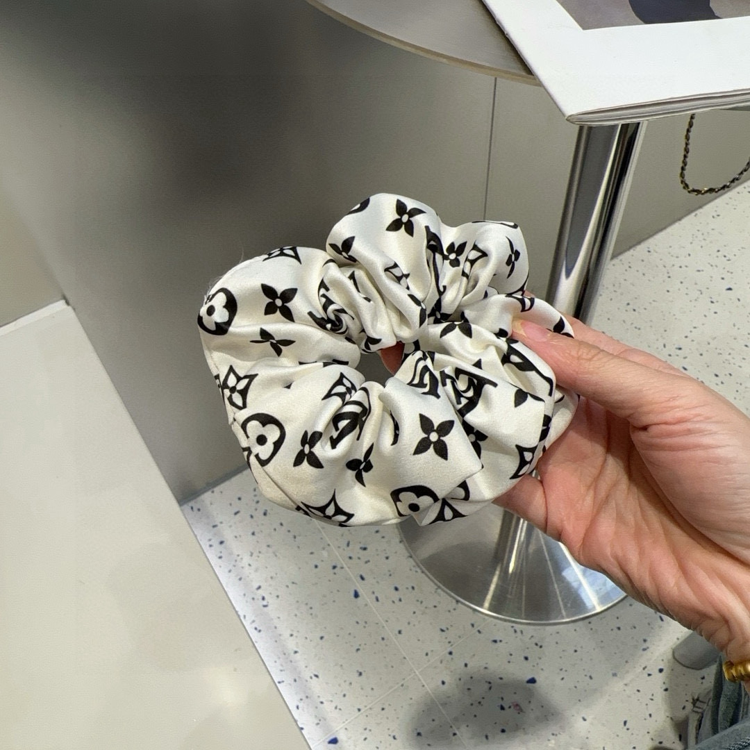 🎁配包装盒Louis Vuitton (路易威登)驴家新品发圈，经典LV标志，简单大气，特别吸睛！超火爆