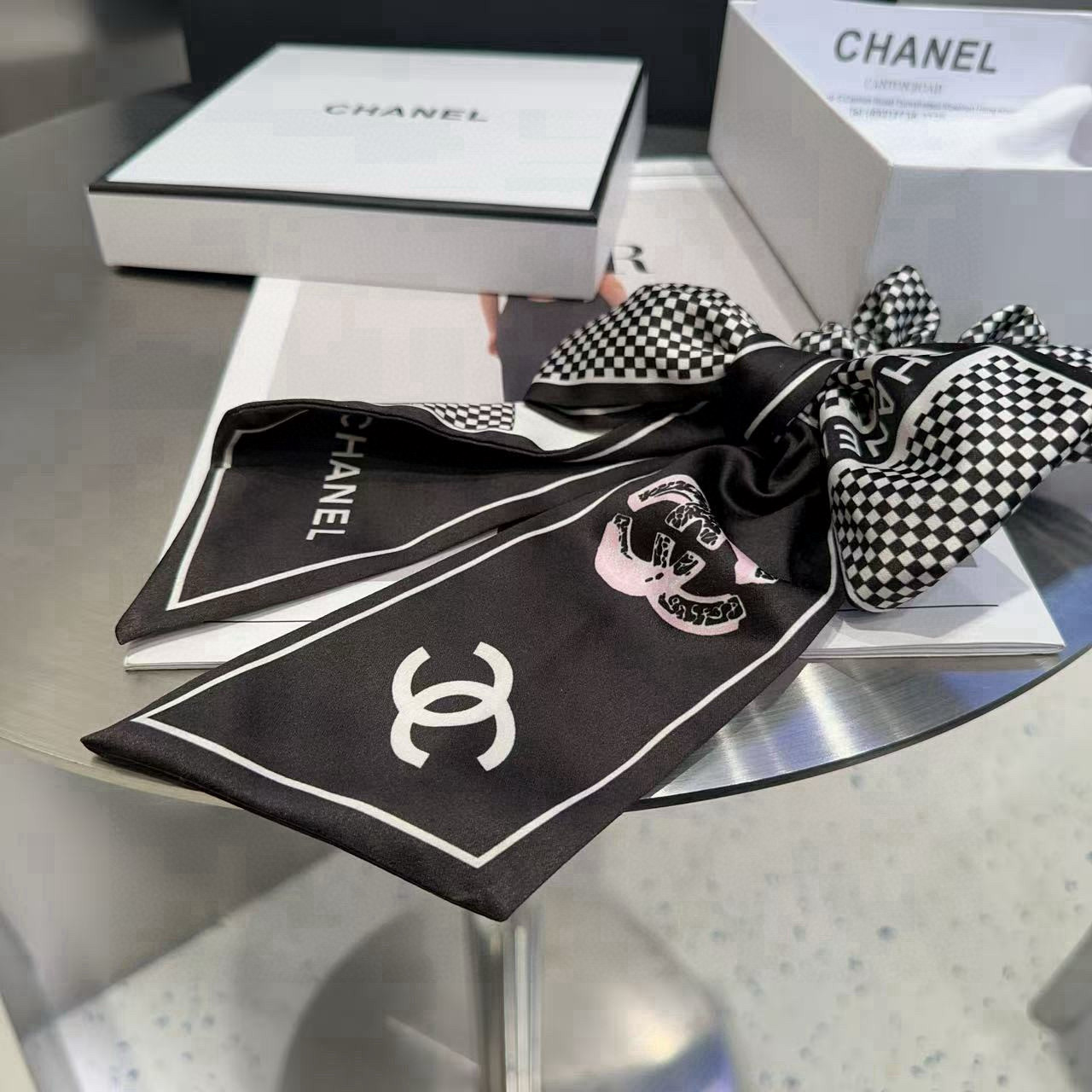 🎁配包装盒Chanel (香奈儿)最新小香飘带发圈 简单实用，时尚潮流！小仙女必备…