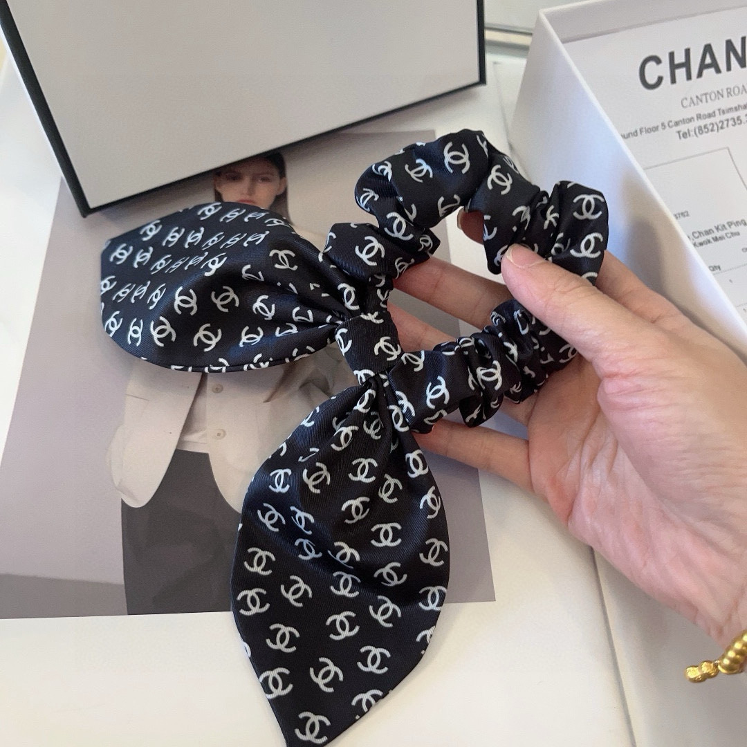 🎁配包装盒CHANEL（香奈儿）最新款兔耳朵小香发圈，百搭优雅，简单又实用！小姐姐必入单品