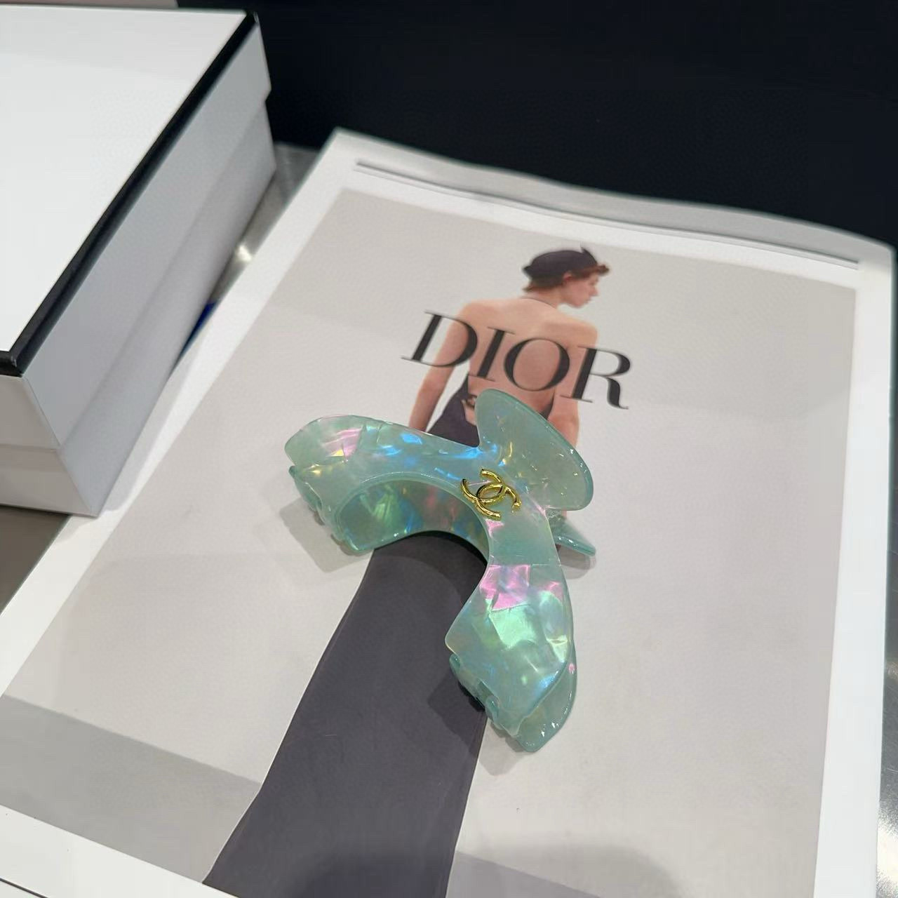 🎁配包装盒Chanel (香奈儿)最新小香炫彩抓夹，简单实用，时尚潮流！小姐姐必备单品