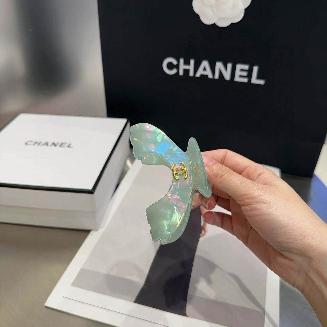 🎁配包装盒Chanel (香奈儿)最新小香炫彩抓夹，简单实用，时尚潮流！小姐姐必备单品