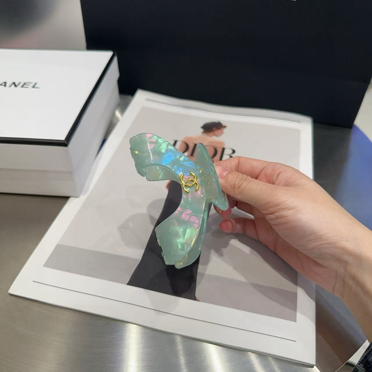 🎁配包装盒Chanel (香奈儿)最新小香炫彩抓夹，简单实用，时尚潮流！小姐姐必备单品