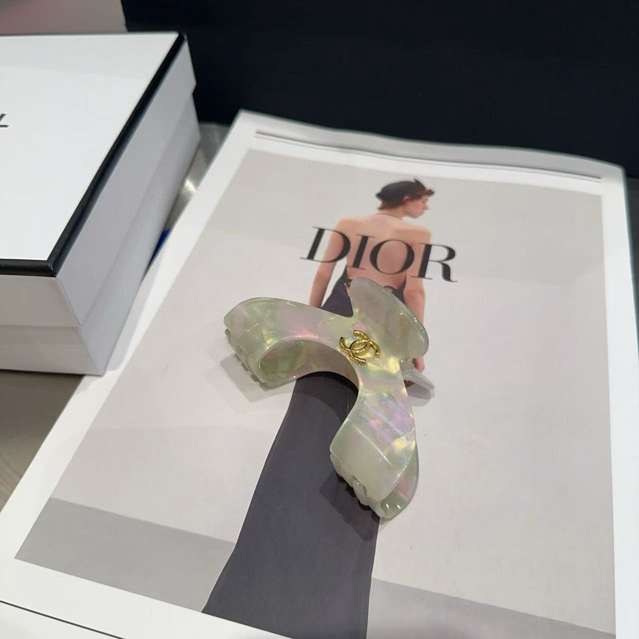 🎁配包装盒Chanel (香奈儿)最新小香炫彩抓夹，简单实用，时尚潮流！小姐姐必备单品