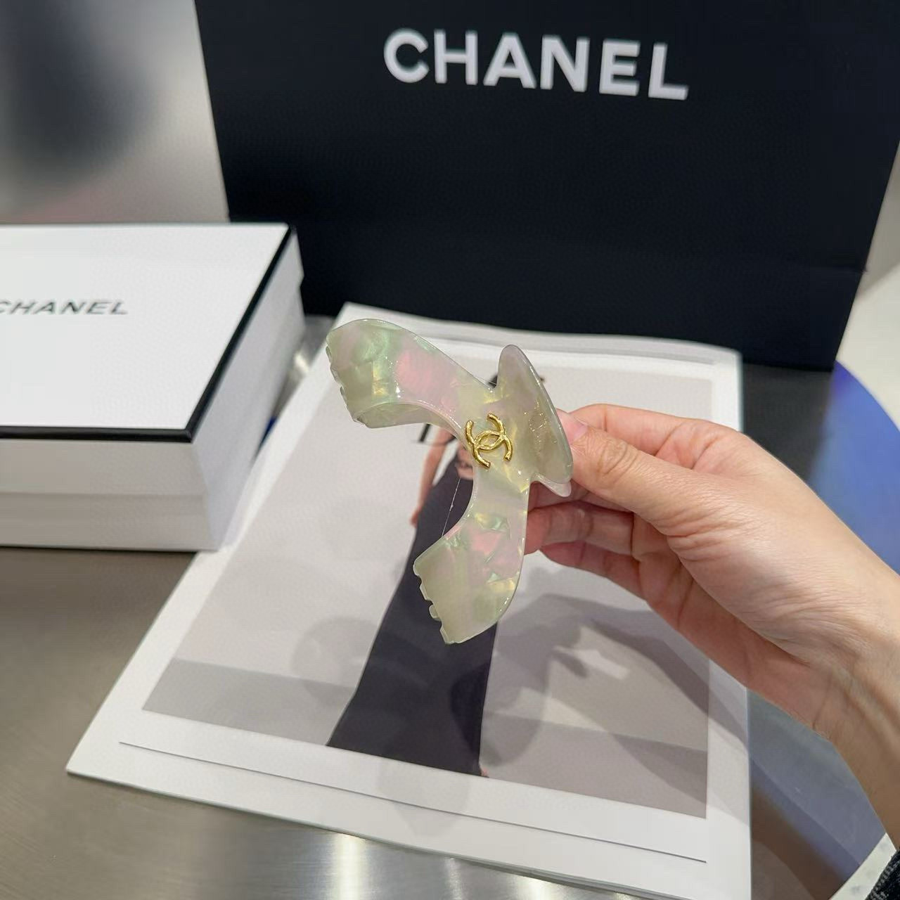 🎁配包装盒Chanel (香奈儿)最新小香炫彩抓夹，简单实用，时尚潮流！小姐姐必备单品