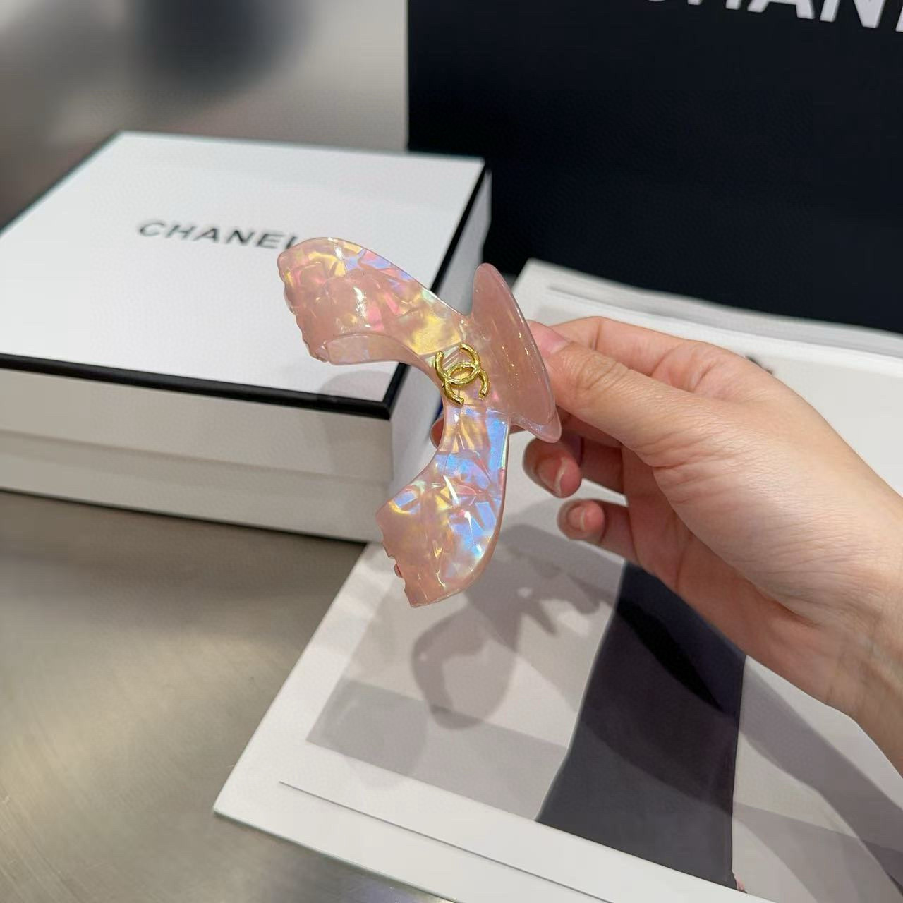 🎁配包装盒Chanel (香奈儿)最新小香炫彩抓夹，简单实用，时尚潮流！小姐姐必备单品