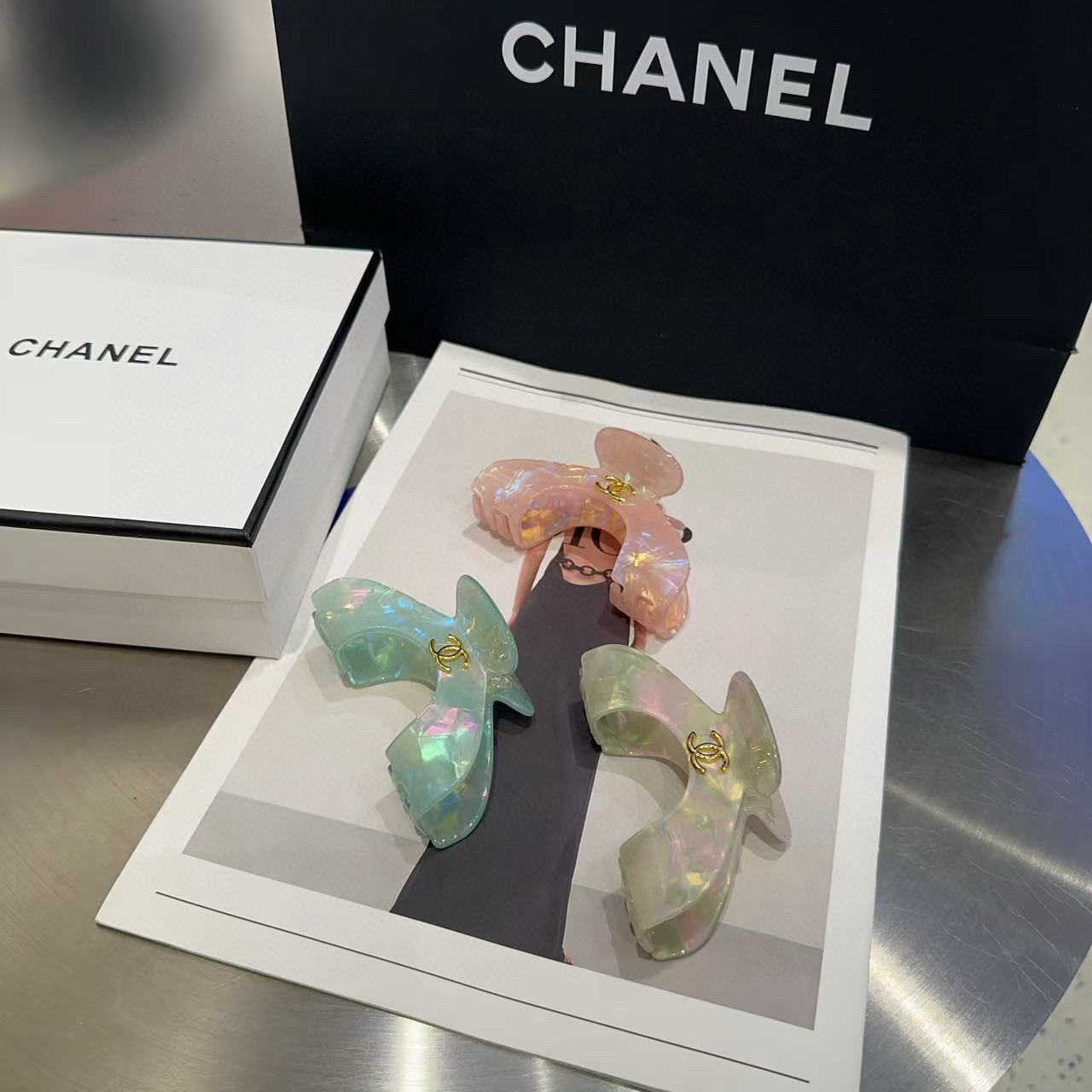 🎁配包装盒Chanel (香奈儿)最新小香炫彩抓夹，简单实用，时尚潮流！小姐姐必备单品