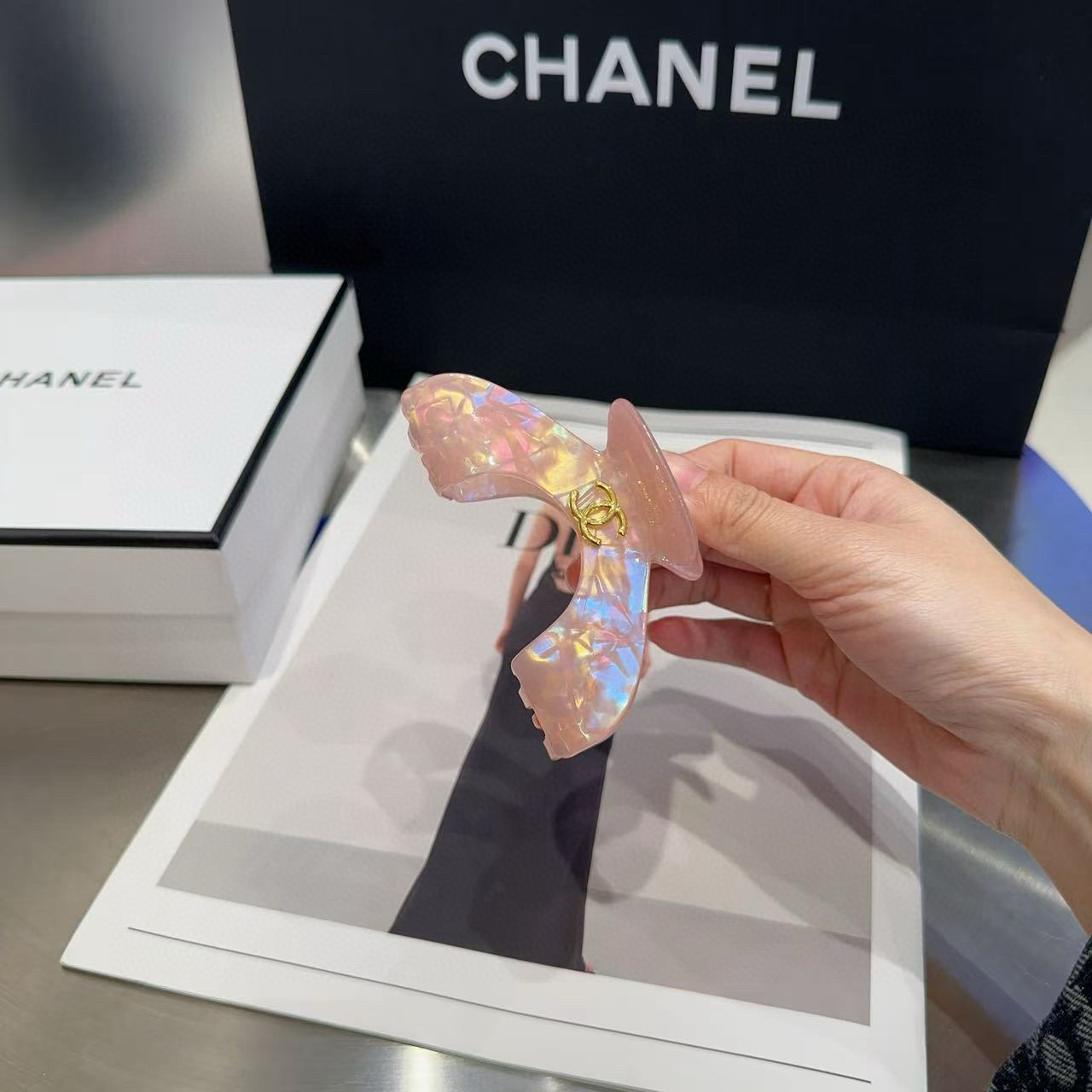🎁配包装盒Chanel (香奈儿)最新小香炫彩抓夹，简单实用，时尚潮流！小姐姐必备单品