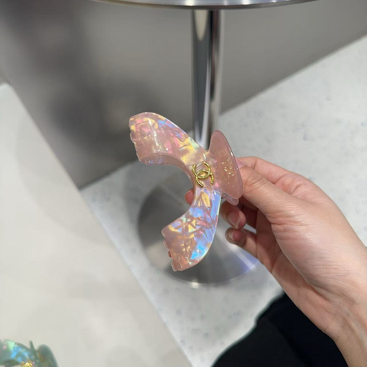 🎁配包装盒Chanel (香奈儿)最新小香炫彩抓夹，简单实用，时尚潮流！小姐姐必备单品