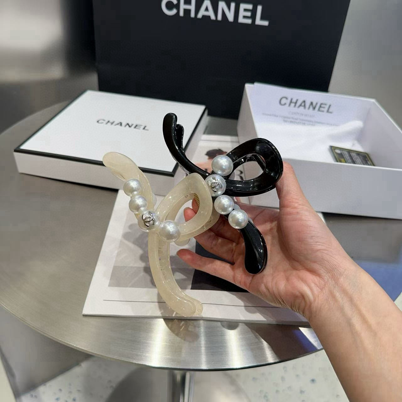 🎁配包装盒Chanel (香奈儿)最新款小香抓夹．超级好看！名媛范儿十足，小仙女必备…