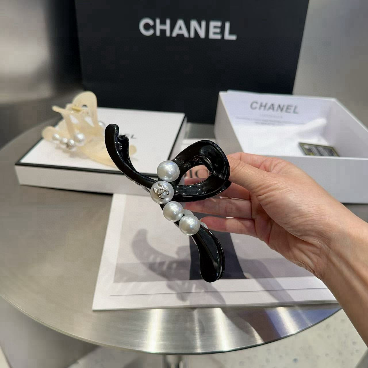 🎁配包装盒Chanel (香奈儿)最新款小香抓夹．超级好看！名媛范儿十足，小仙女必备…