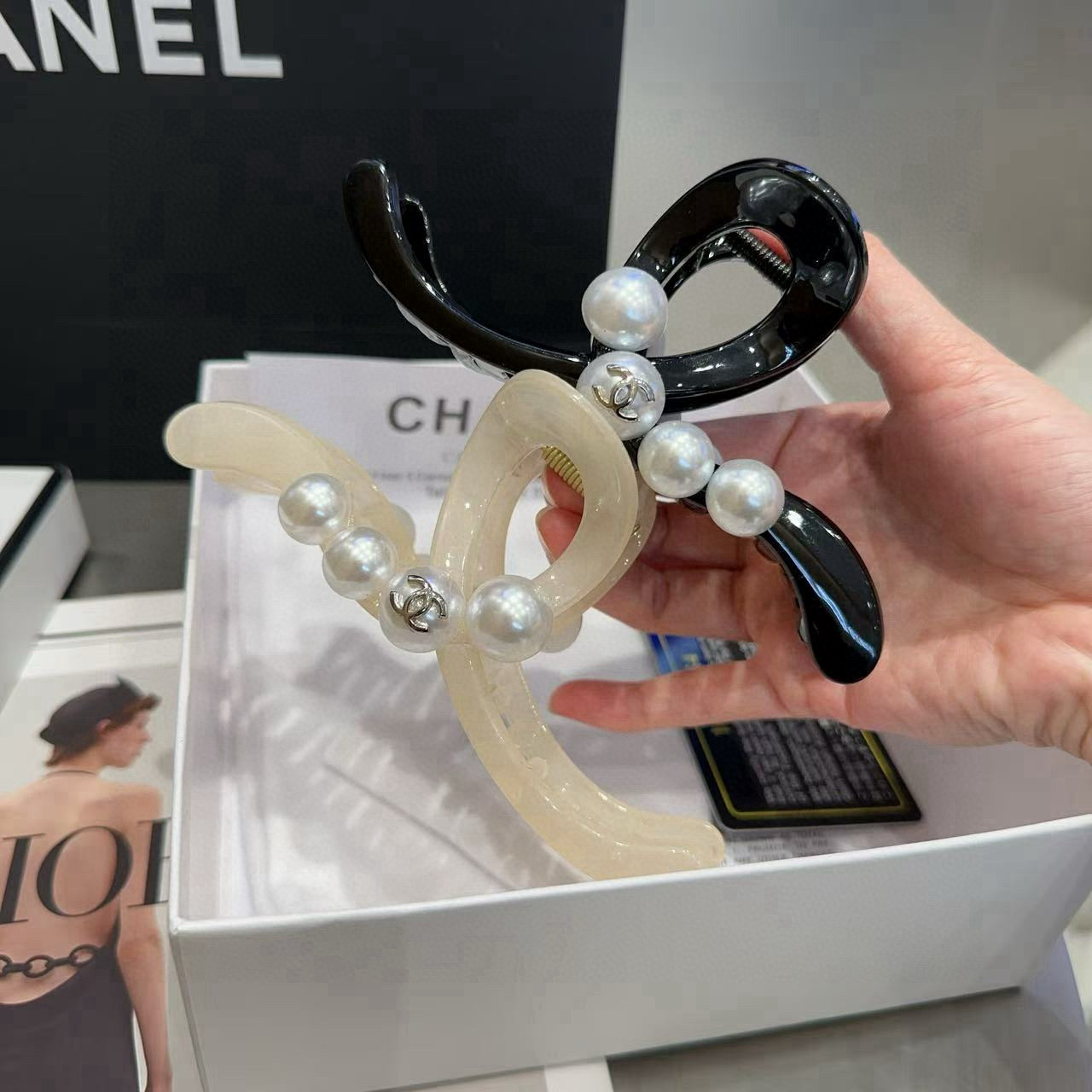 🎁配包装盒Chanel (香奈儿)最新款小香抓夹．超级好看！名媛范儿十足，小仙女必备…