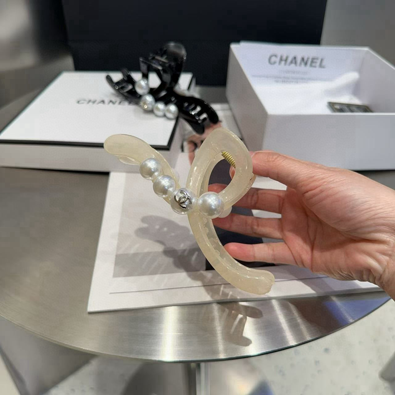 🎁配包装盒Chanel (香奈儿)最新款小香抓夹．超级好看！名媛范儿十足，小仙女必备…