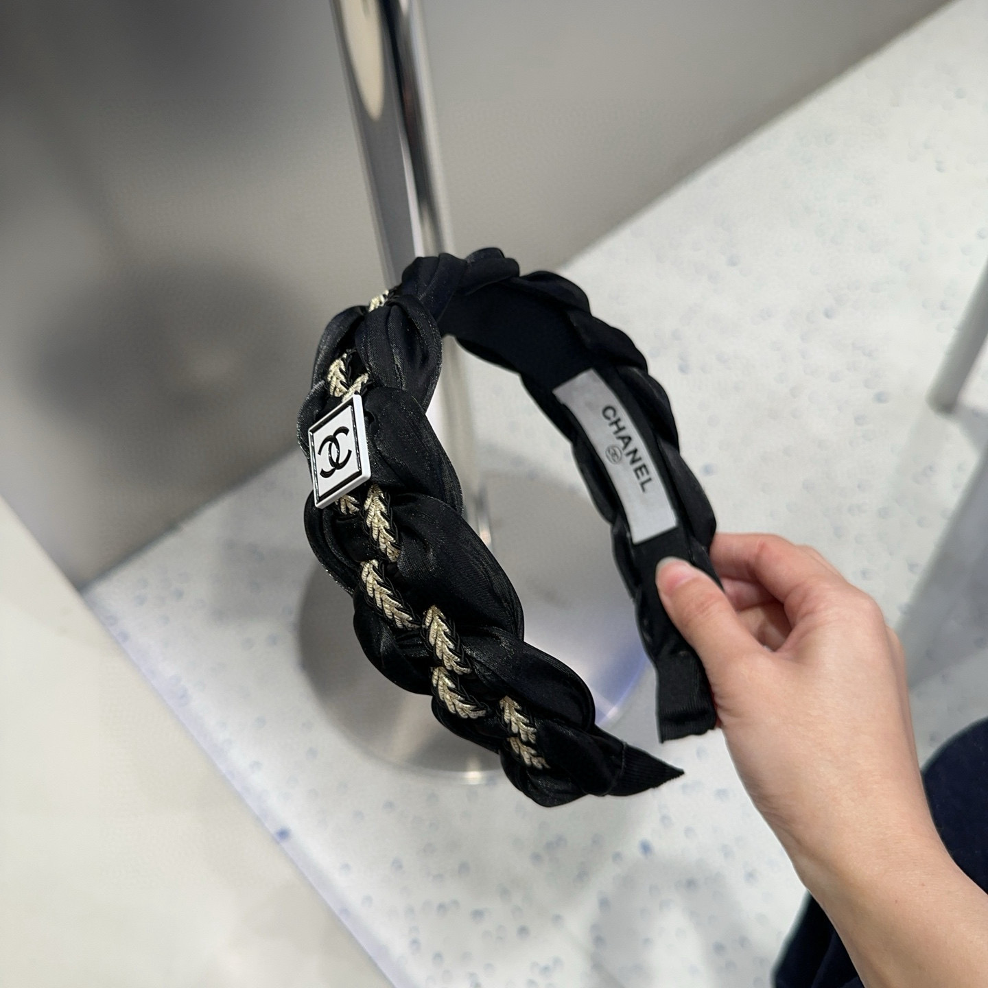🎁配包装盒Chanel (香奈儿)最新款小香爆款宽边发箍，超级好看！名媛范儿十足，小仙女必备…