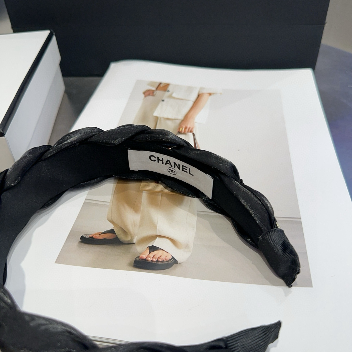 🎁配包装盒Chanel (香奈儿)最新款小香爆款宽边发箍，超级好看！名媛范儿十足，小仙女必备…