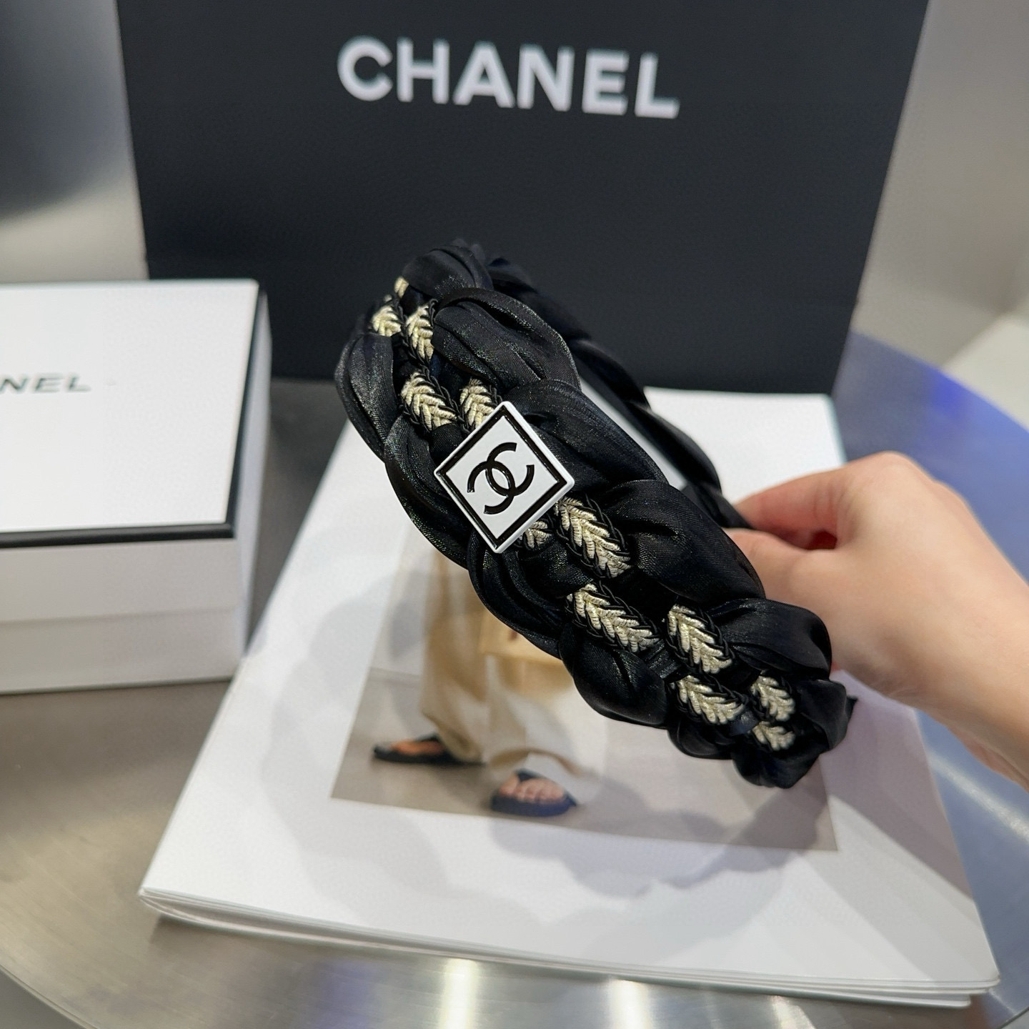 🎁配包装盒Chanel (香奈儿)最新款小香爆款宽边发箍，超级好看！名媛范儿十足，小仙女必备…