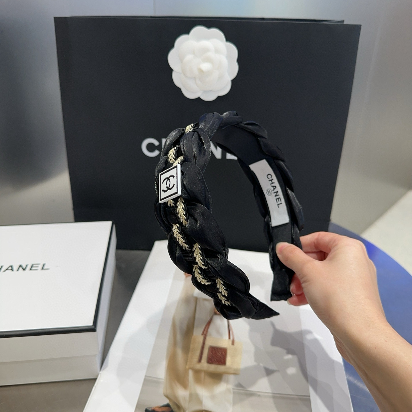 🎁配包装盒Chanel (香奈儿)最新款小香爆款宽边发箍，超级好看！名媛范儿十足，小仙女必备…