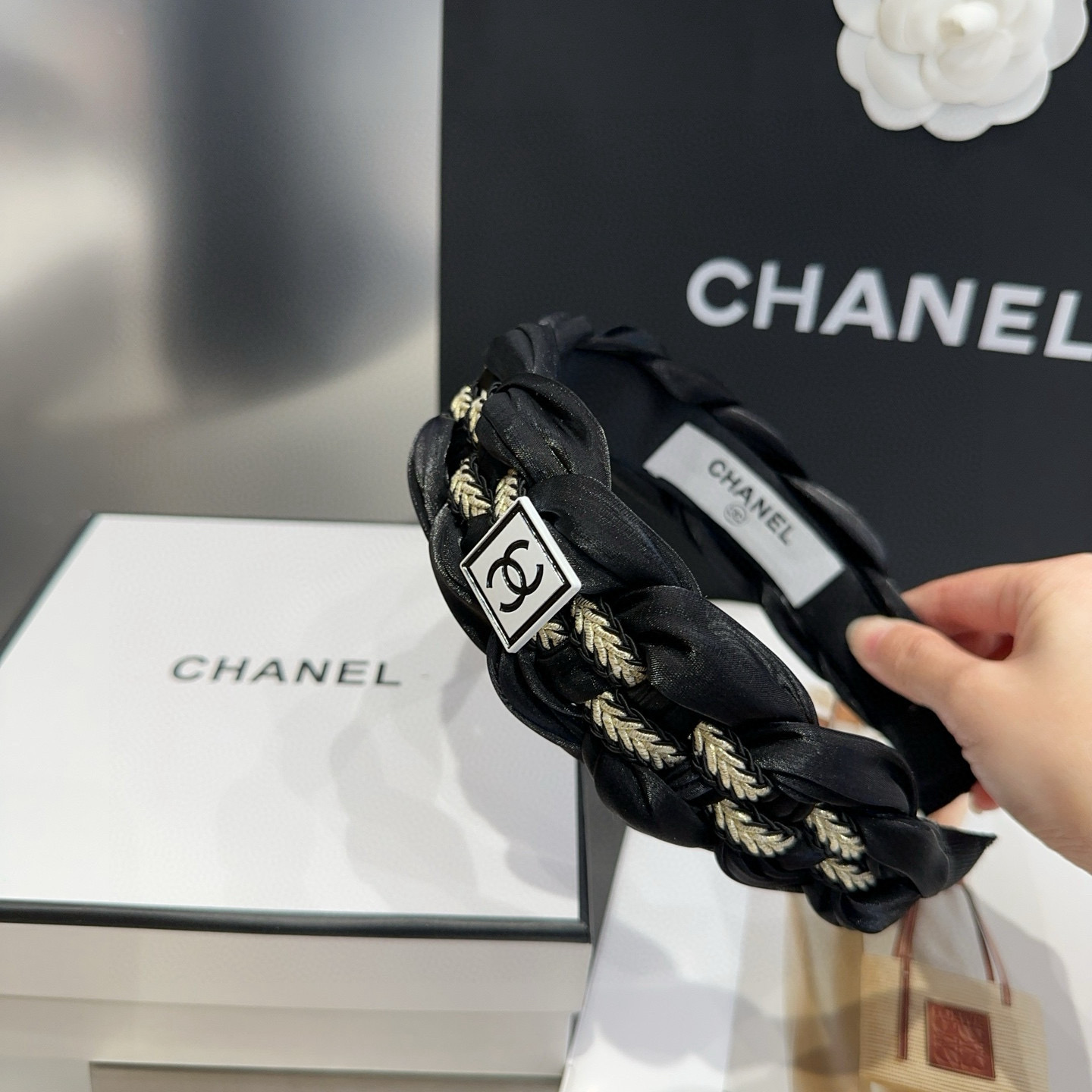 🎁配包装盒Chanel (香奈儿)最新款小香爆款宽边发箍，超级好看！名媛范儿十足，小仙女必备…