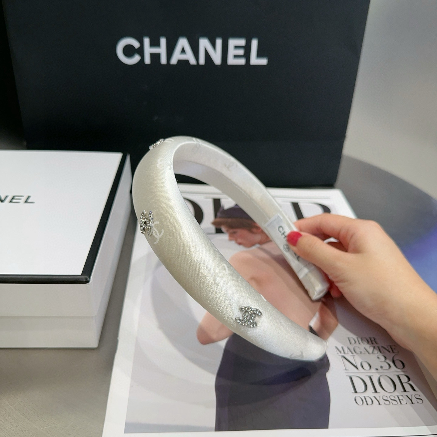 🎁配包装盒Chanel (香奈儿)最新款小香发箍，超级好看！名媛范儿十足，小仙女必备…