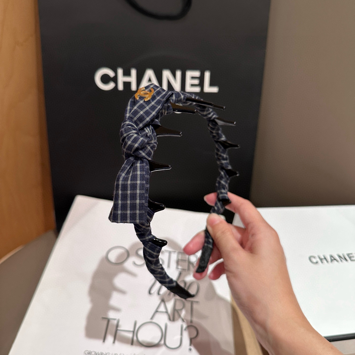 🎁配包装盒Chanel (香奈儿)最新款小香格子发箍，超级好看！名媛范儿十足，小仙女必备…