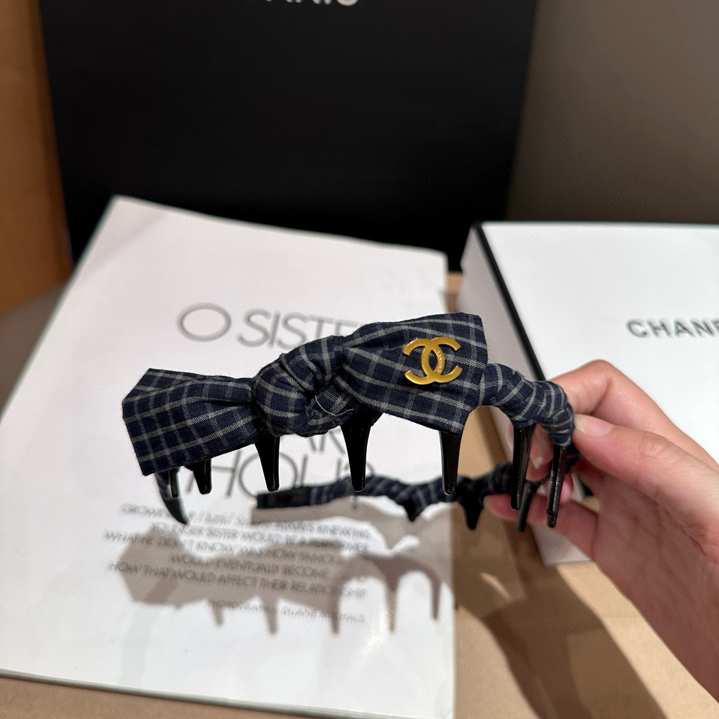 🎁配包装盒Chanel (香奈儿)最新款小香格子发箍，超级好看！名媛范儿十足，小仙女必备…