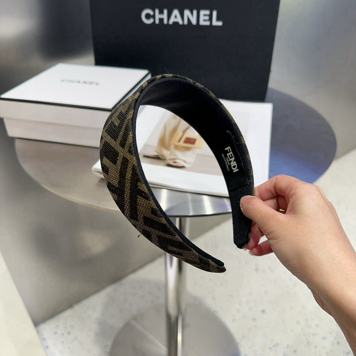 🎁配包装盒 FENDI （芬迪 ）F发箍，复古气质美，简约百搭！小姐姐闭眼入… ＇