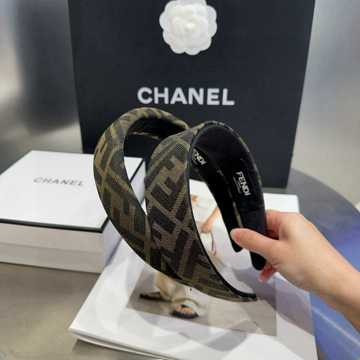 🎁配包装盒 FENDI （芬迪 ）F发箍，复古气质美，简约百搭！小姐姐闭眼入… ＇