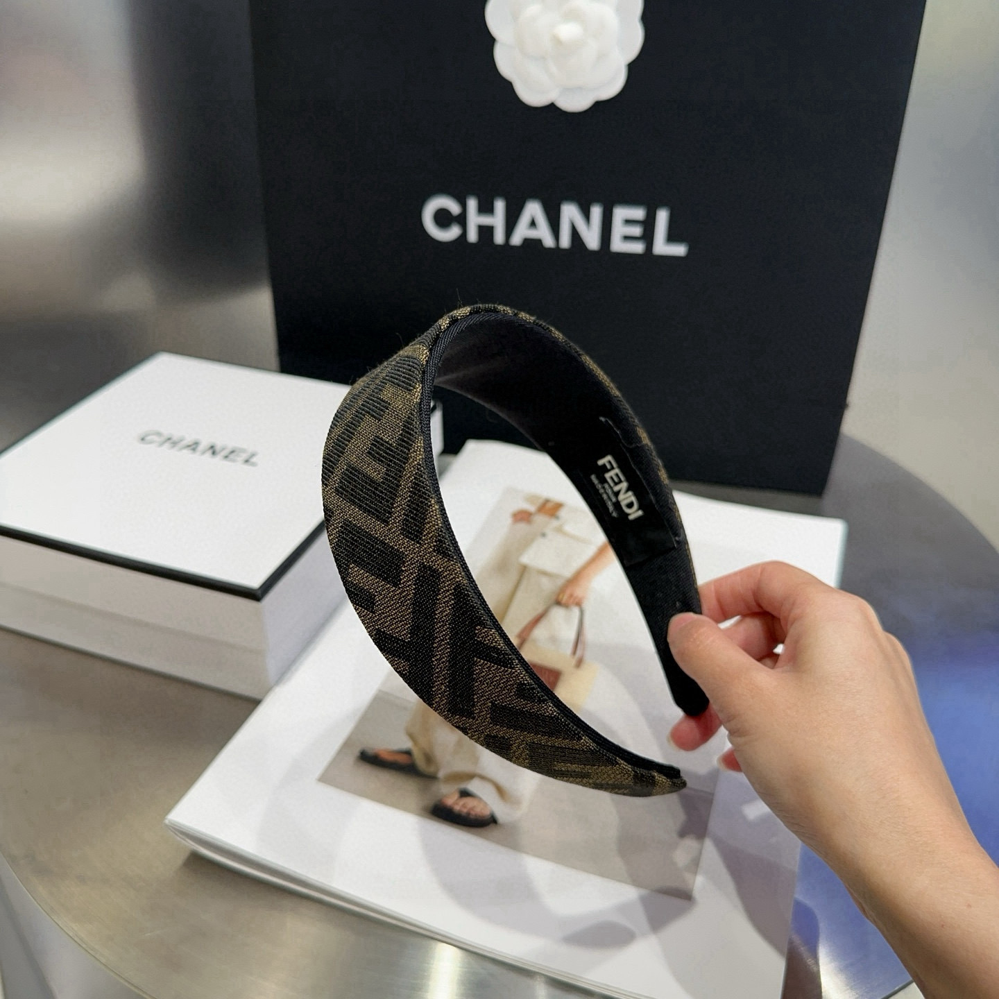 🎁配包装盒 FENDI （芬迪 ）F发箍，复古气质美，简约百搭！小姐姐闭眼入… ＇