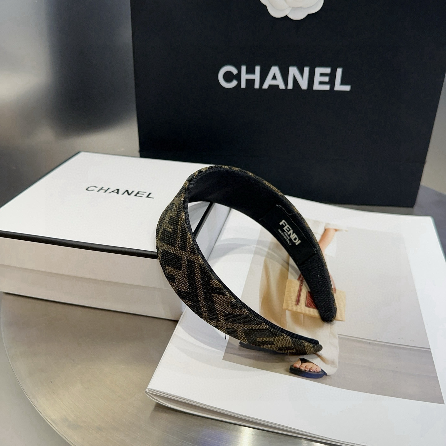 🎁配包装盒 FENDI （芬迪 ）F发箍，复古气质美，简约百搭！小姐姐闭眼入… ＇
