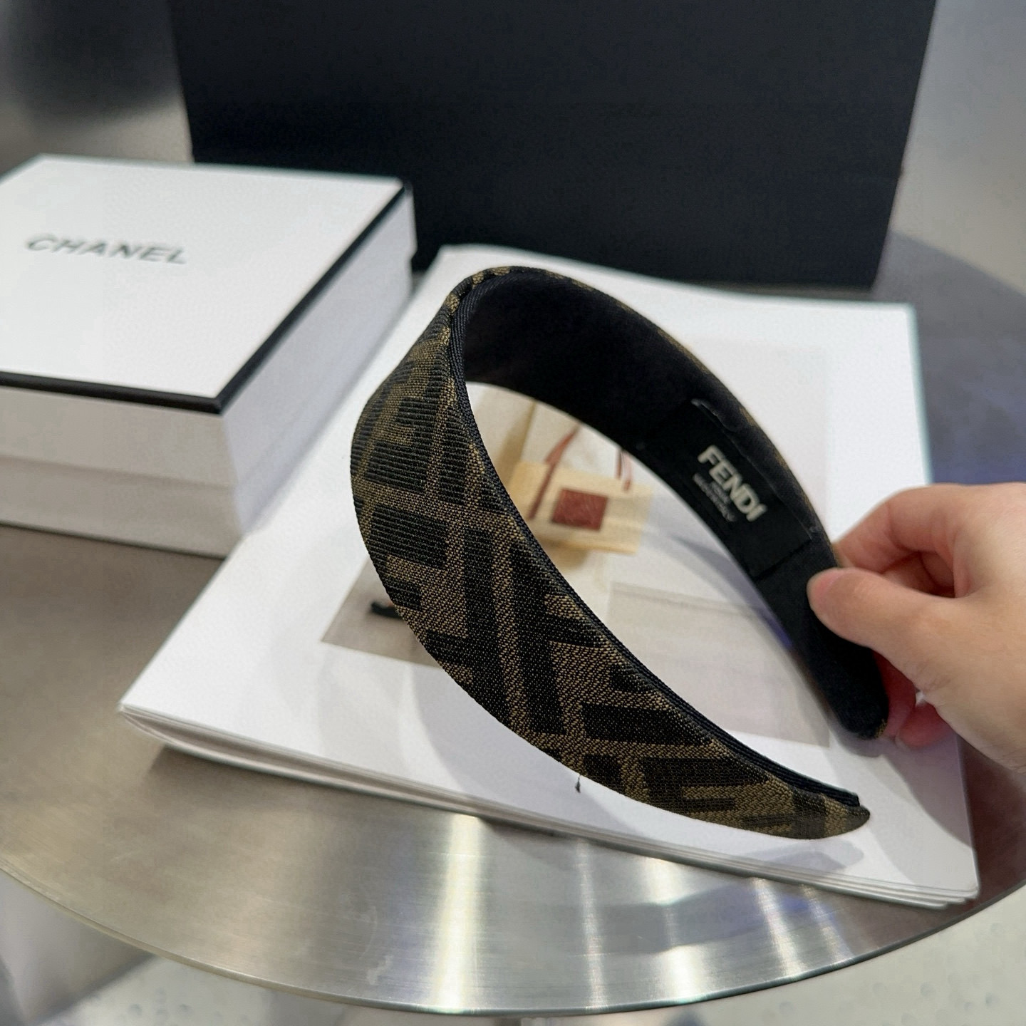 🎁配包装盒 FENDI （芬迪 ）F发箍，复古气质美，简约百搭！小姐姐闭眼入… ＇