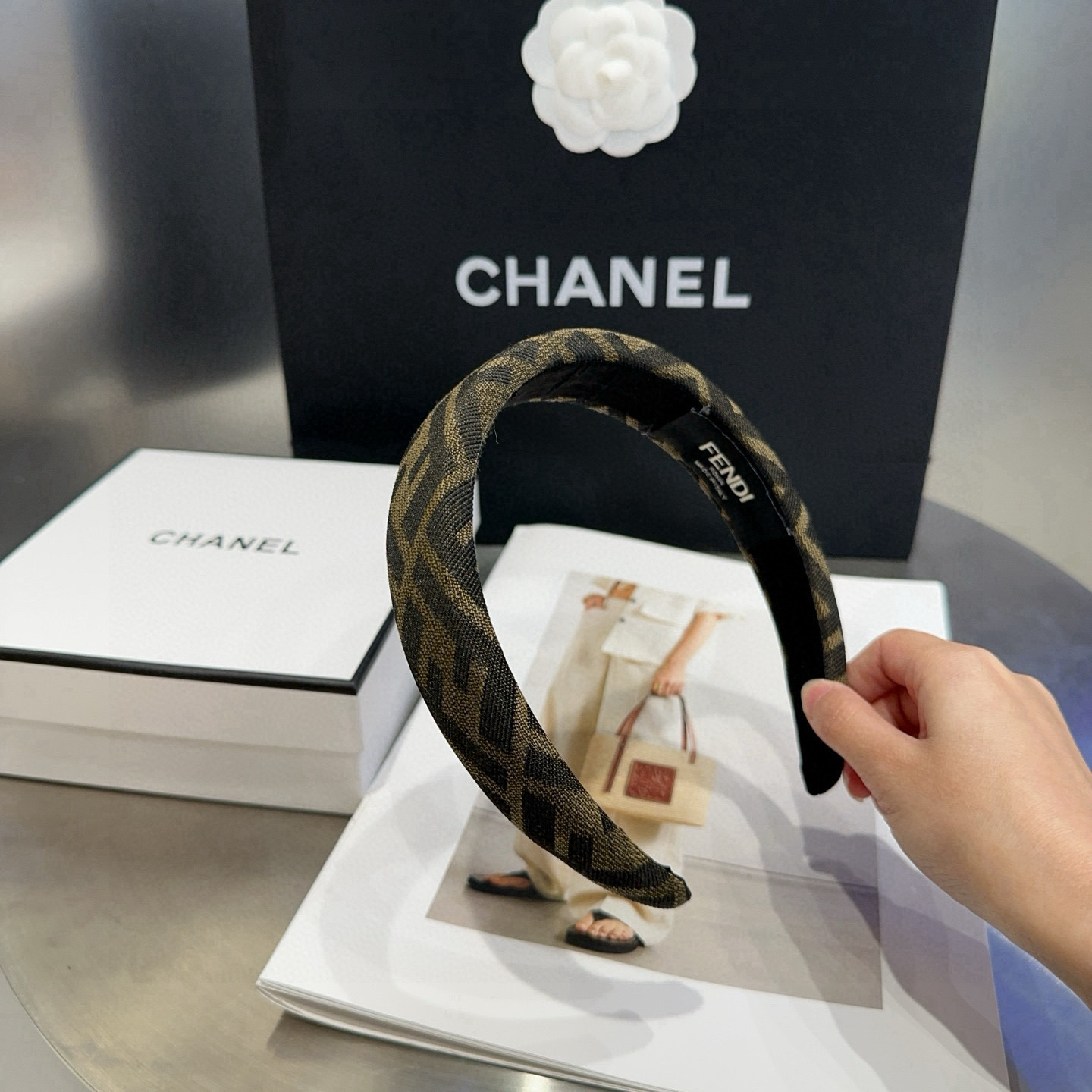 🎁配包装盒 FENDI （芬迪 ）F发箍，复古气质美，简约百搭！小姐姐闭眼入… ＇