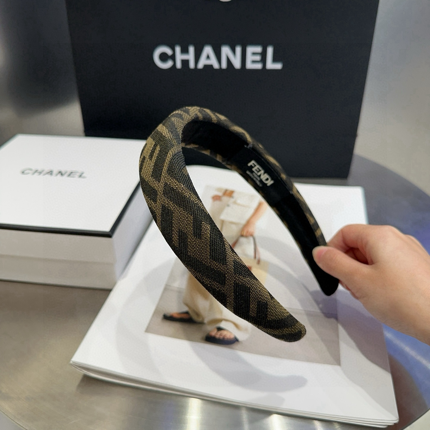 🎁配包装盒 FENDI （芬迪 ）F发箍，复古气质美，简约百搭！小姐姐闭眼入… ＇