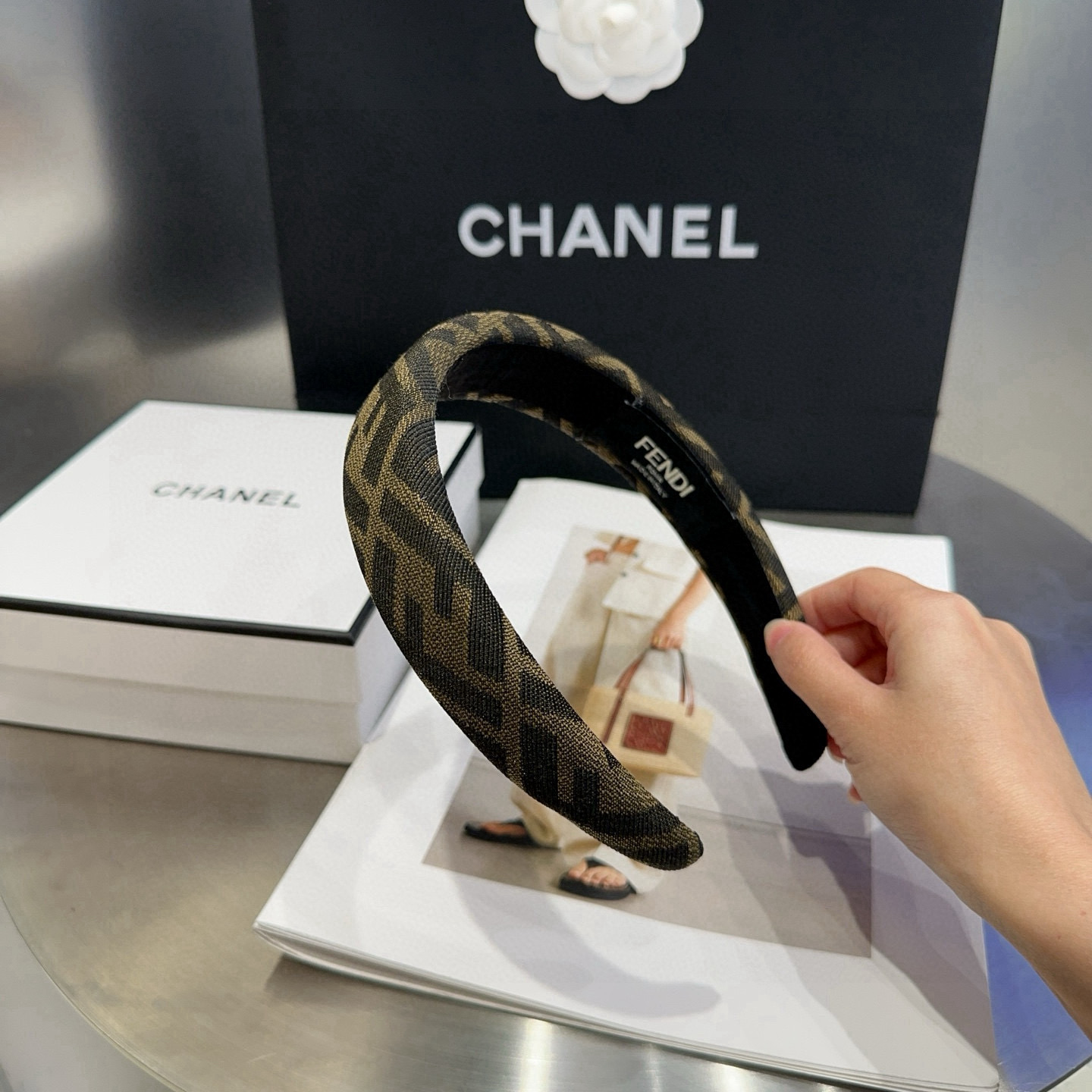 🎁配包装盒 FENDI （芬迪 ）F发箍，复古气质美，简约百搭！小姐姐闭眼入… ＇