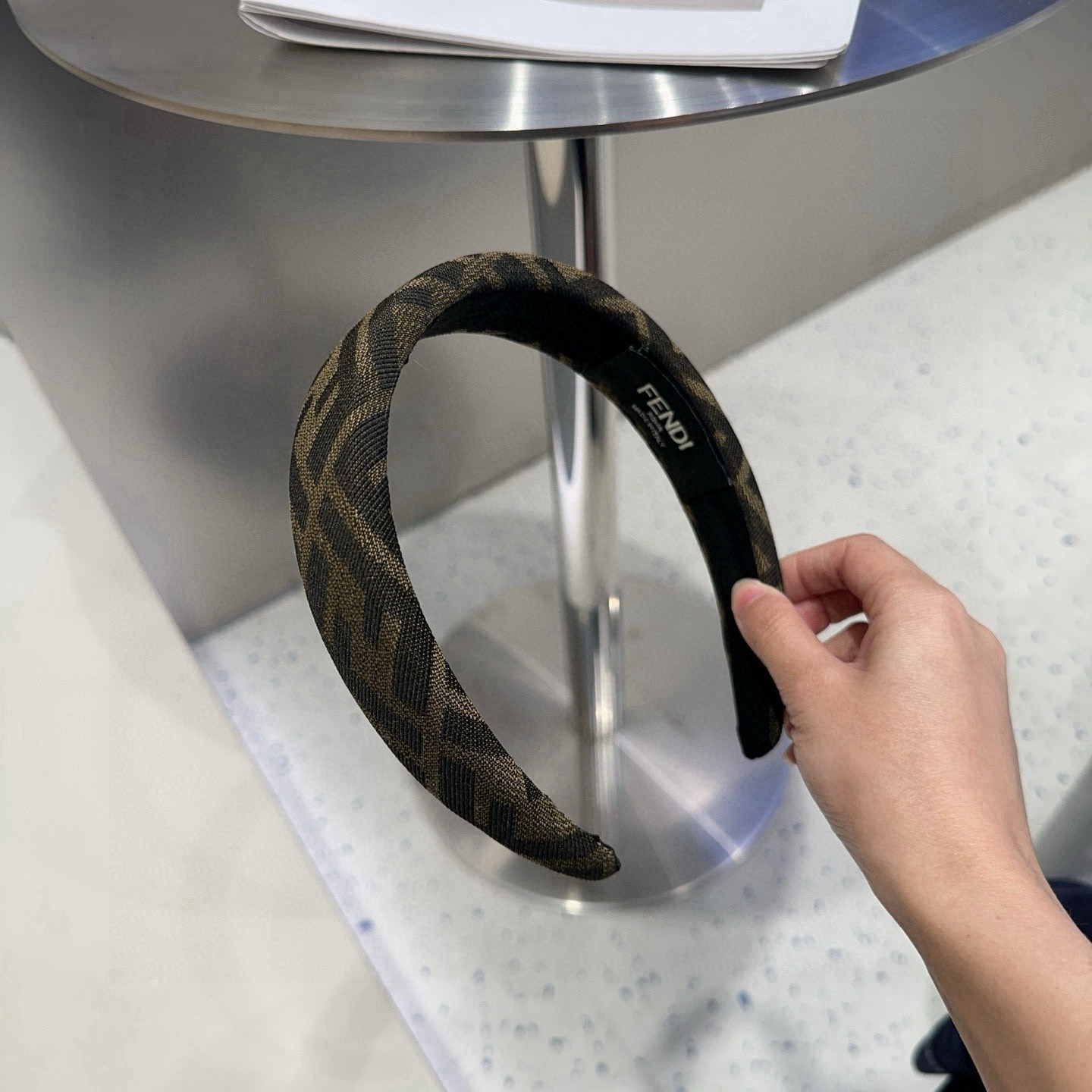 🎁配包装盒 FENDI （芬迪 ）F发箍，复古气质美，简约百搭！小姐姐闭眼入… ＇