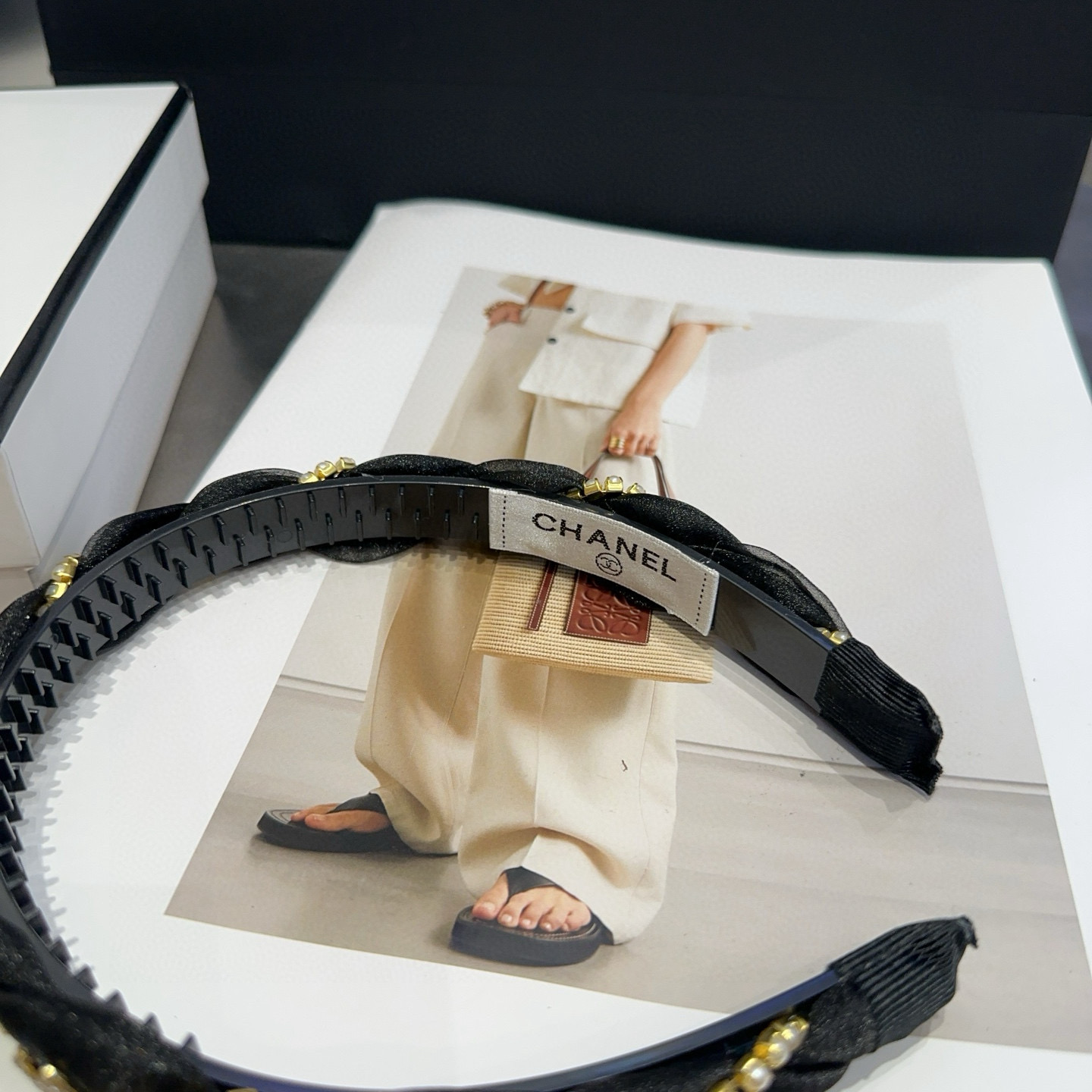 🎁配包装盒Chanel (香奈儿)最新小香珍珠发箍。简单实用，时尚潮流。非常好看！小仙女必备…